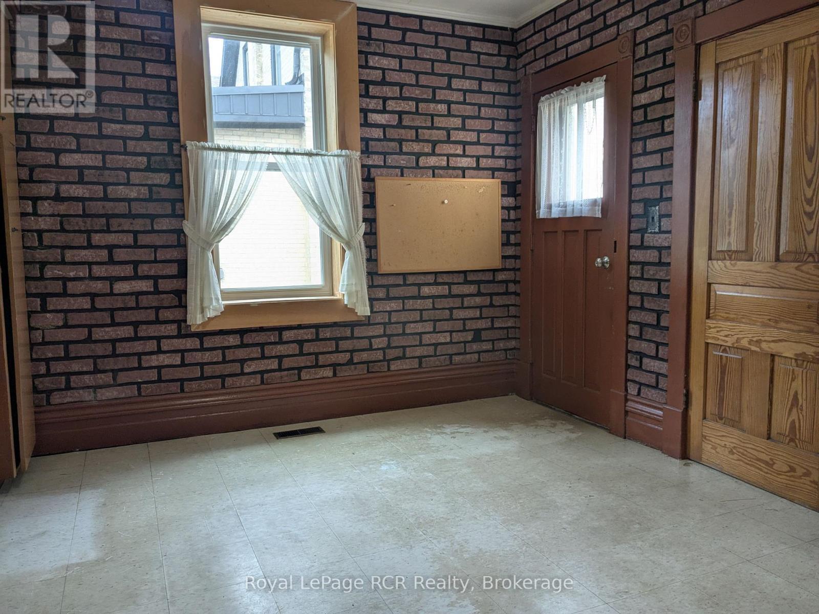 












616 9TH AVENUE

,
Hanover,




Ontario
N4N2M8

