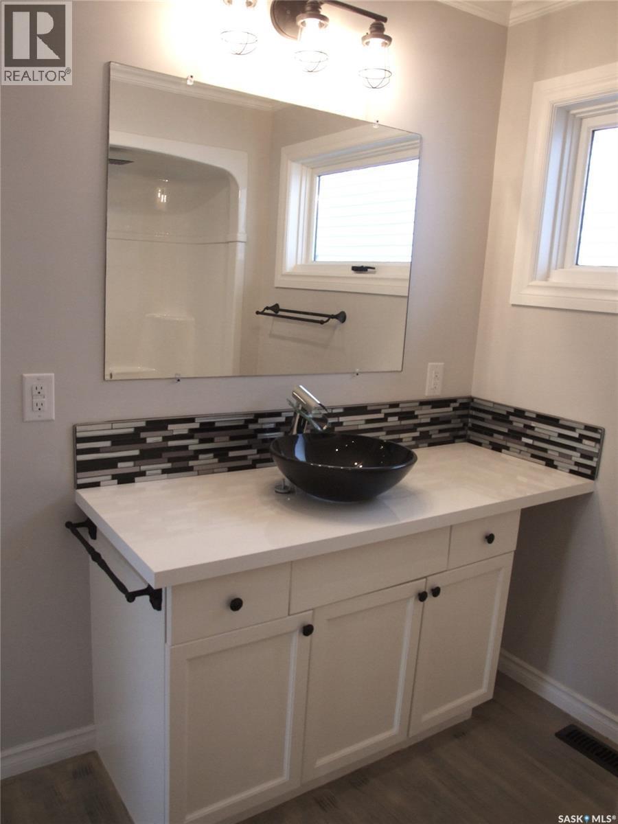 












211 2nd STREET W

,
Leader,




Saskatchewan
S0N1H0

