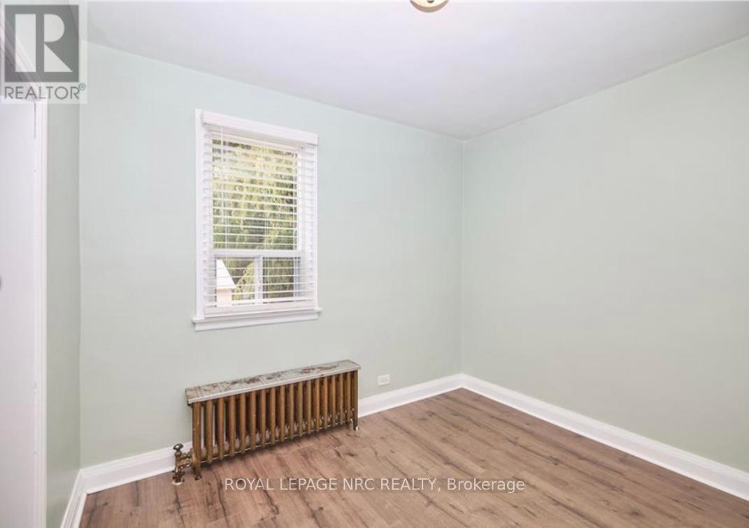 












223 NIAGARA STREET

,
St. Catharines (Facer),




Ontario
L2M4V3

