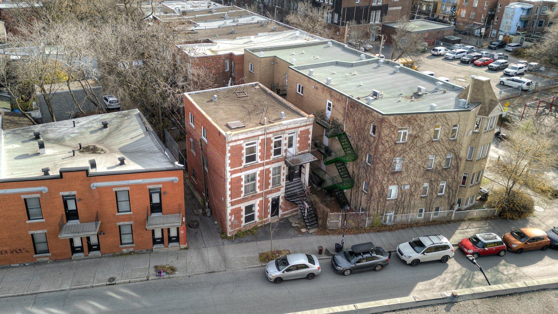 









170

 - 174


Av. Van Horne

,
Montréal (Le Plateau-Mont-Royal),




QC
H2T2J4

