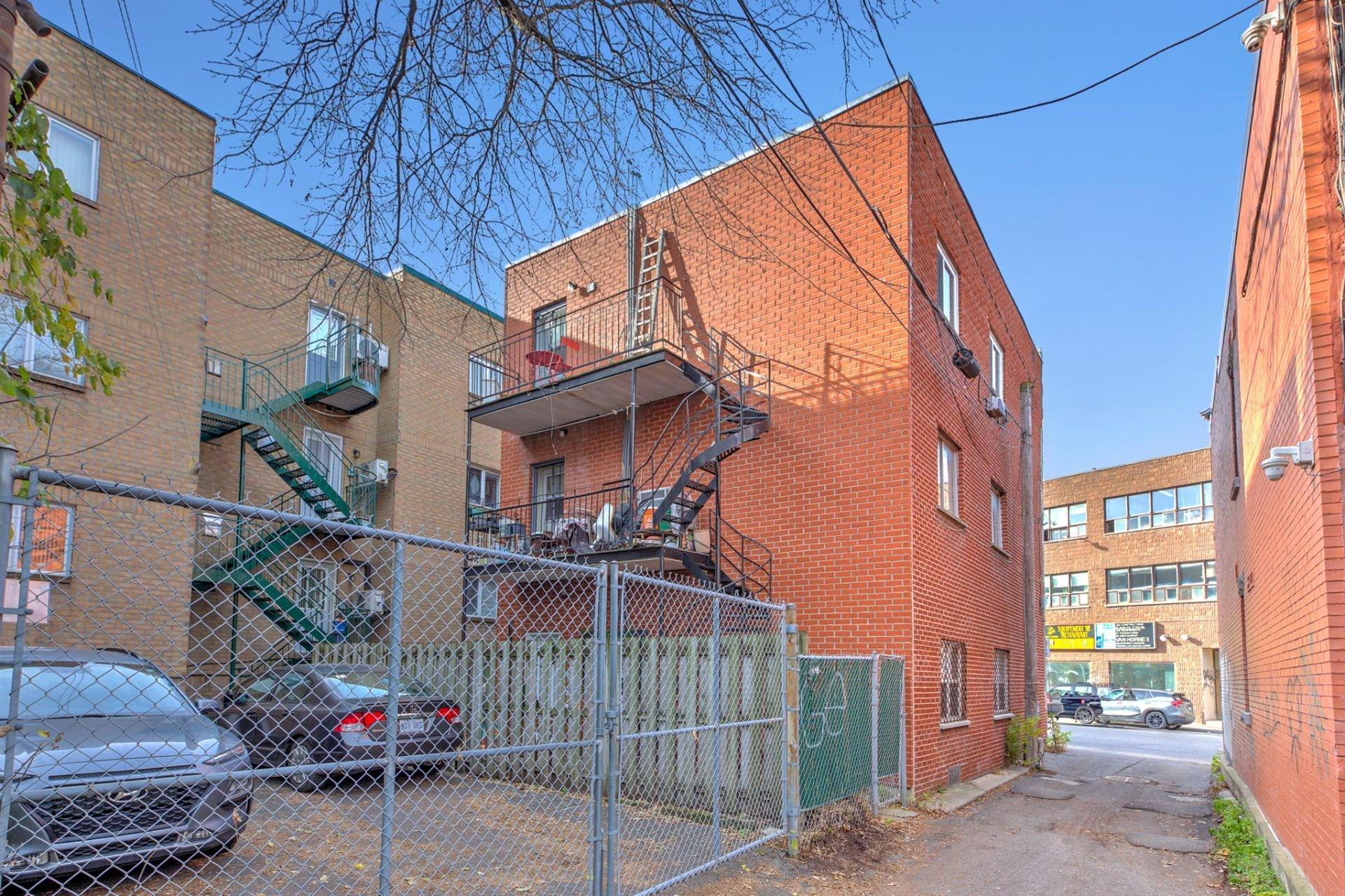









170

 - 174


Av. Van Horne

,
Montréal (Le Plateau-Mont-Royal),




QC
H2T2J4

