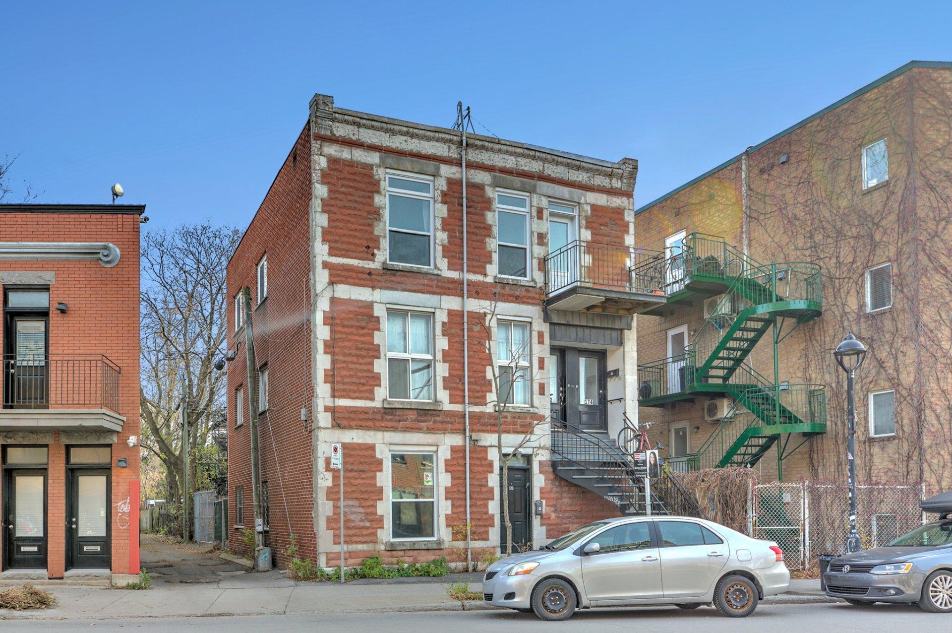 









170

 - 174


Av. Van Horne

,
Montréal (Le Plateau-Mont-Royal),




QC
H2T2J4

