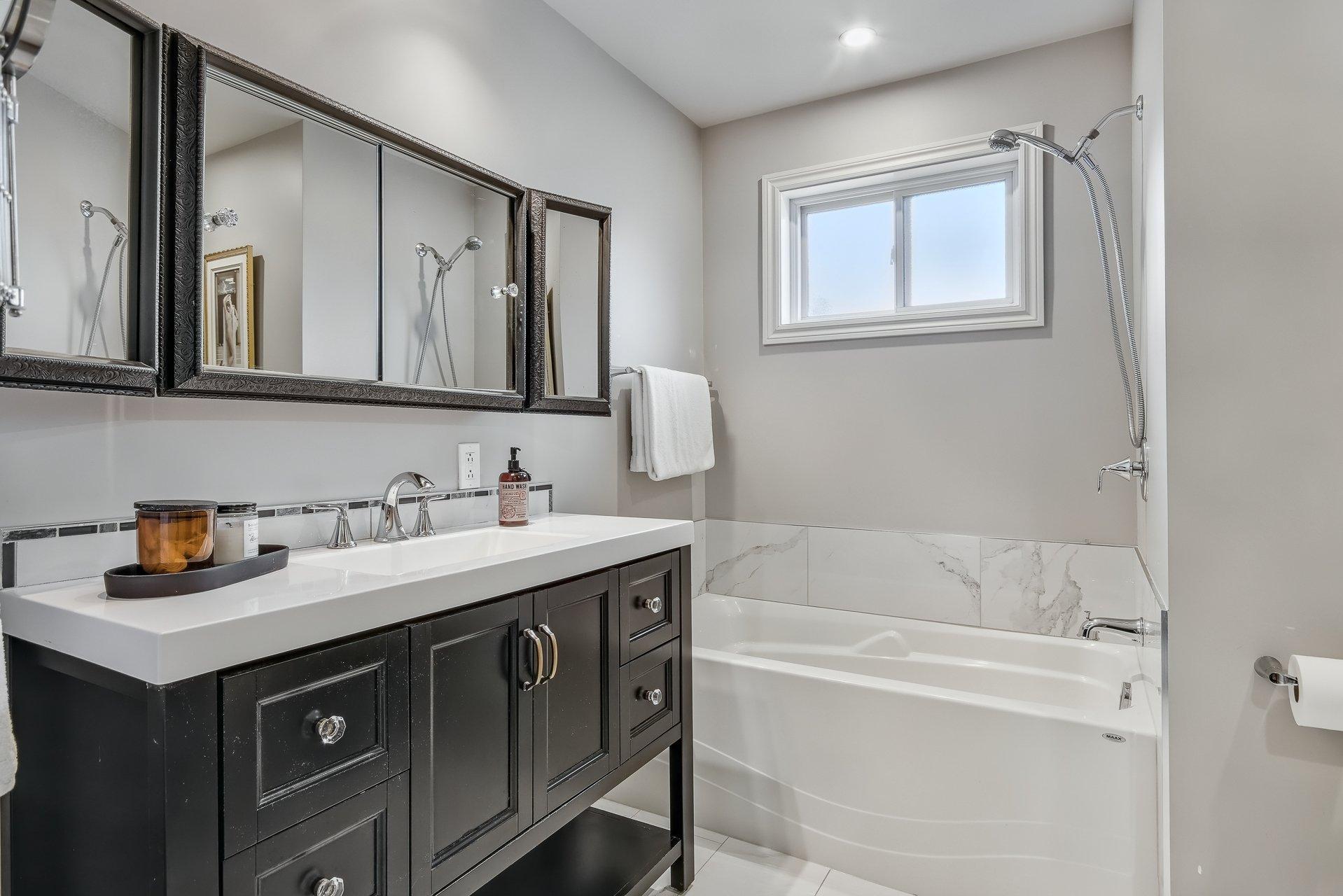 









396


Rue Lamoureux

,
Sainte-Julie,




QC
J3E1G8

