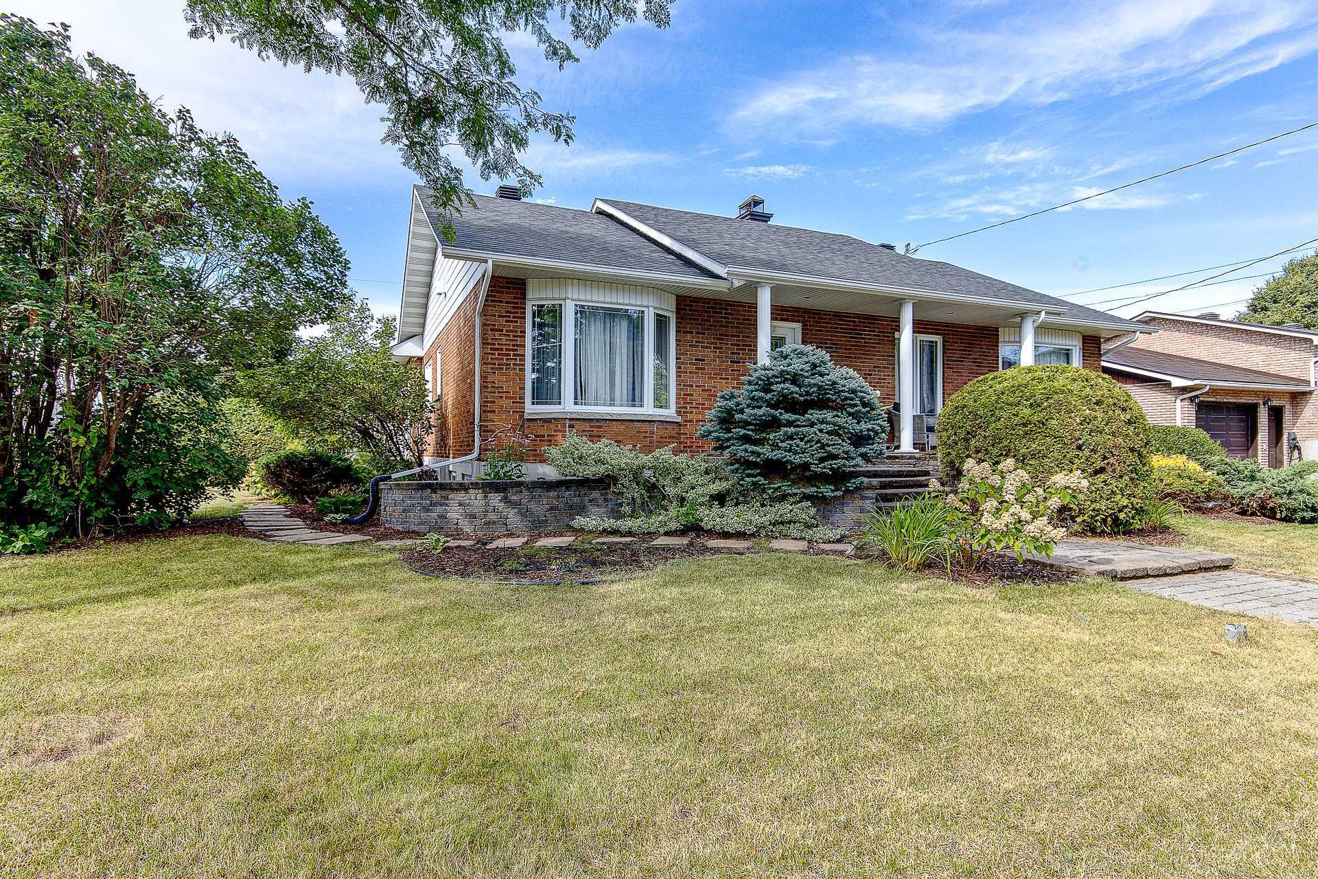 









396


Rue Lamoureux

,
Sainte-Julie,




QC
J3E1G8

