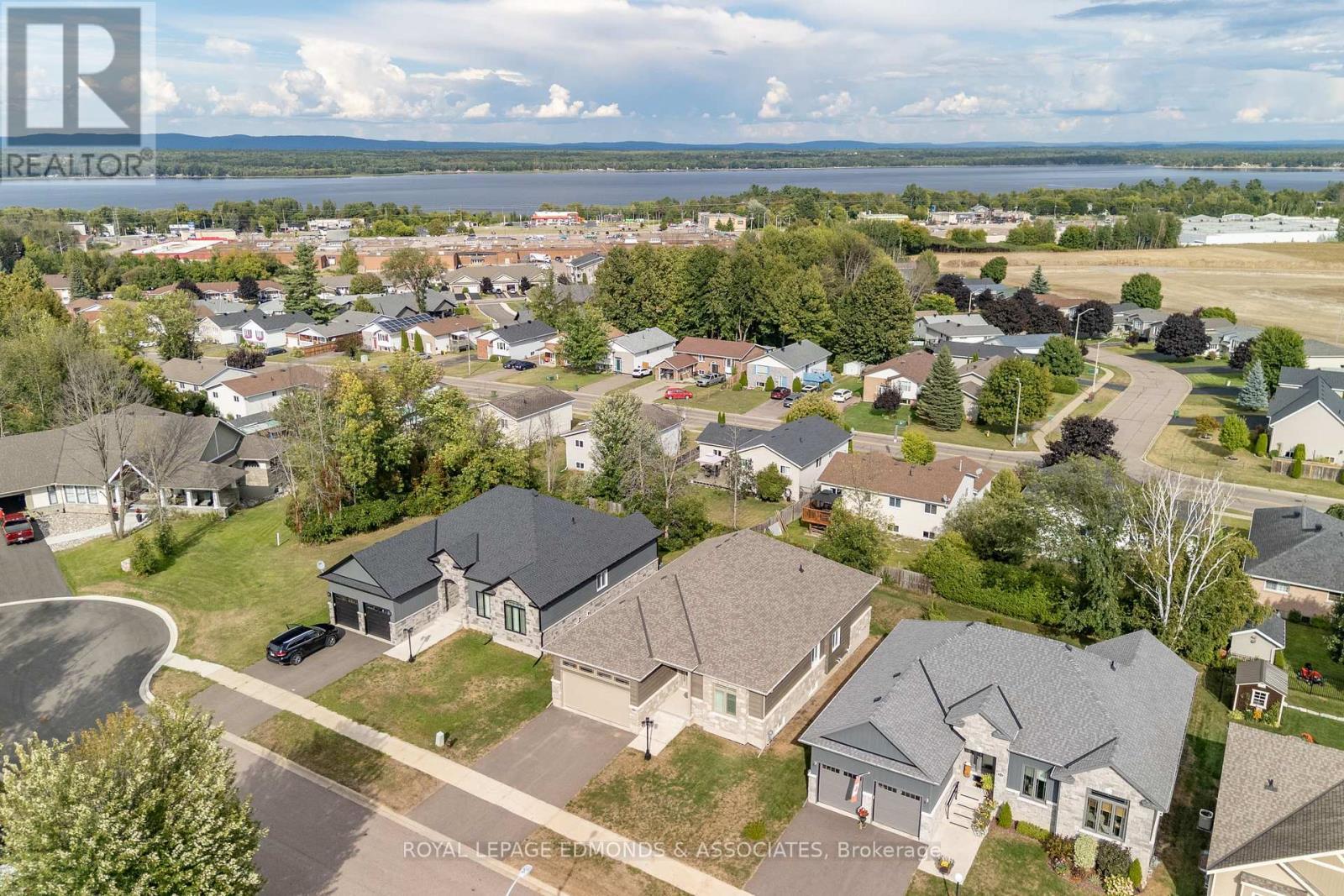 












517 SYDENHAM STREET

,
Pembroke,




Ontario
K8A8K5

