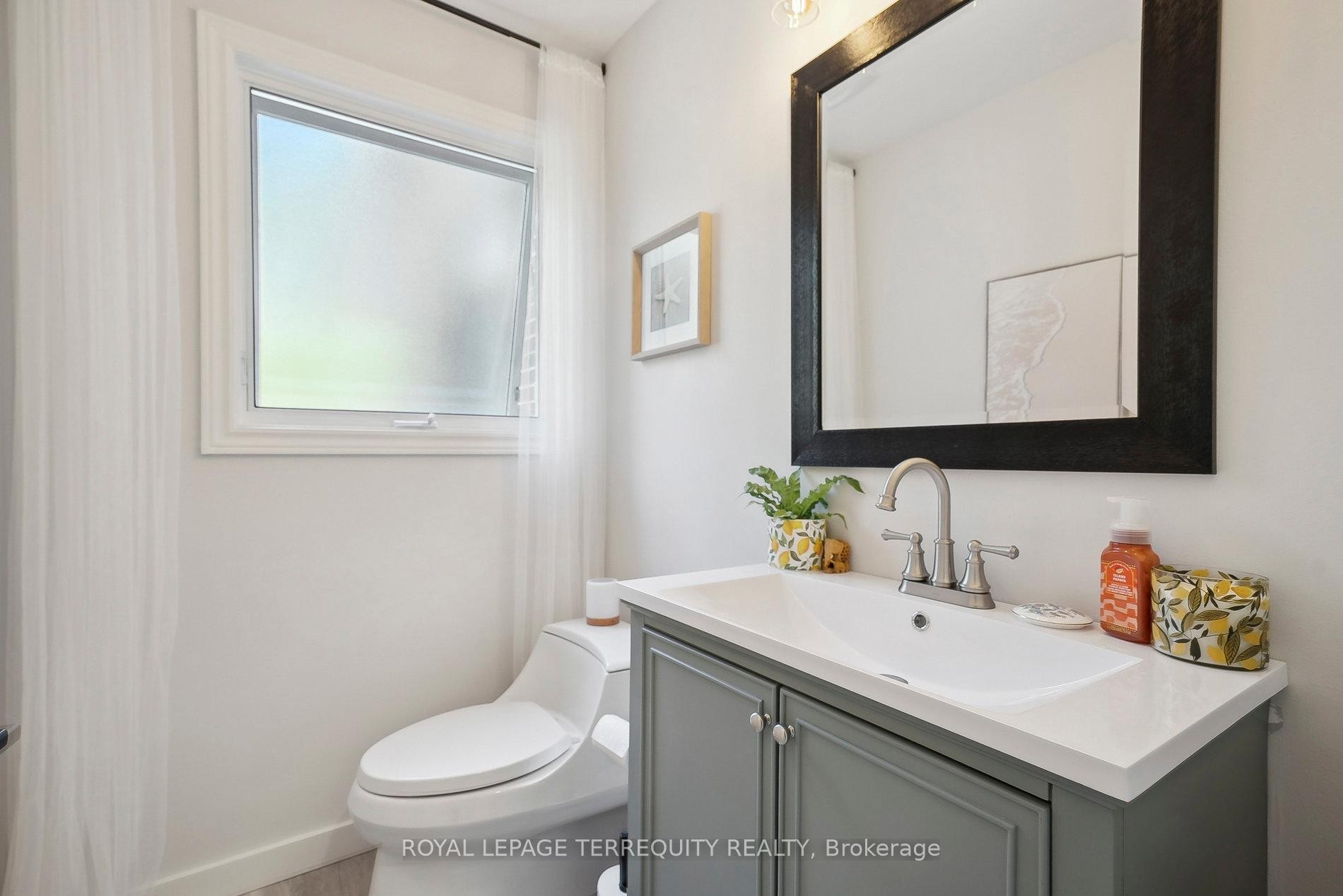 









219


Valleyview

Court,
Oakville,




ON
L6L 5H9

