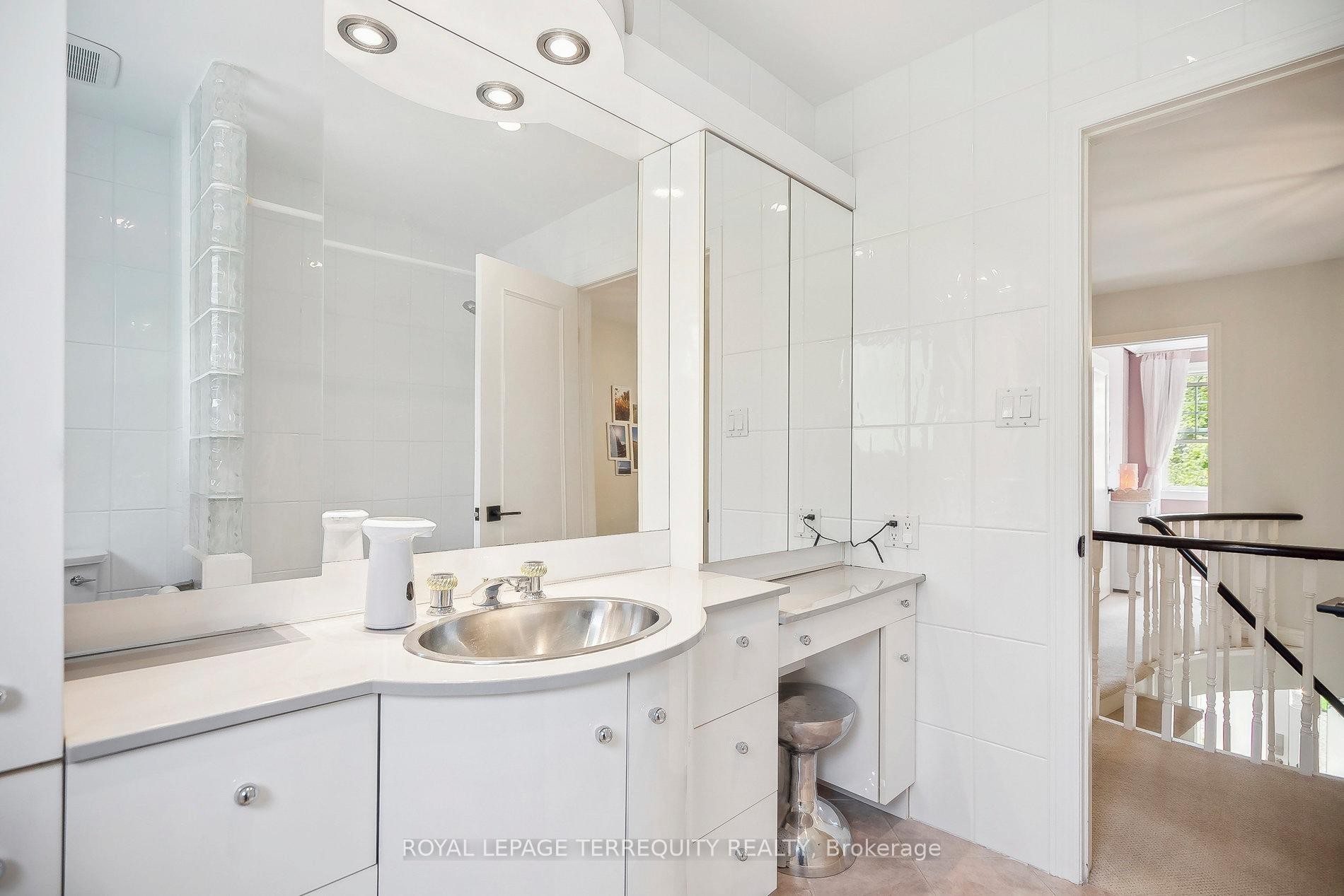 









219


Valleyview

Court,
Oakville,




ON
L6L 5H9

