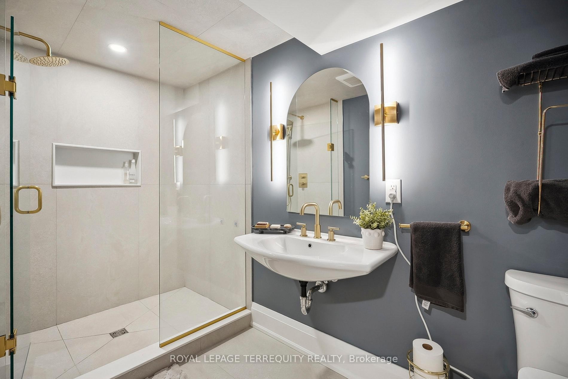 









219


Valleyview

Court,
Oakville,




ON
L6L 5H9

