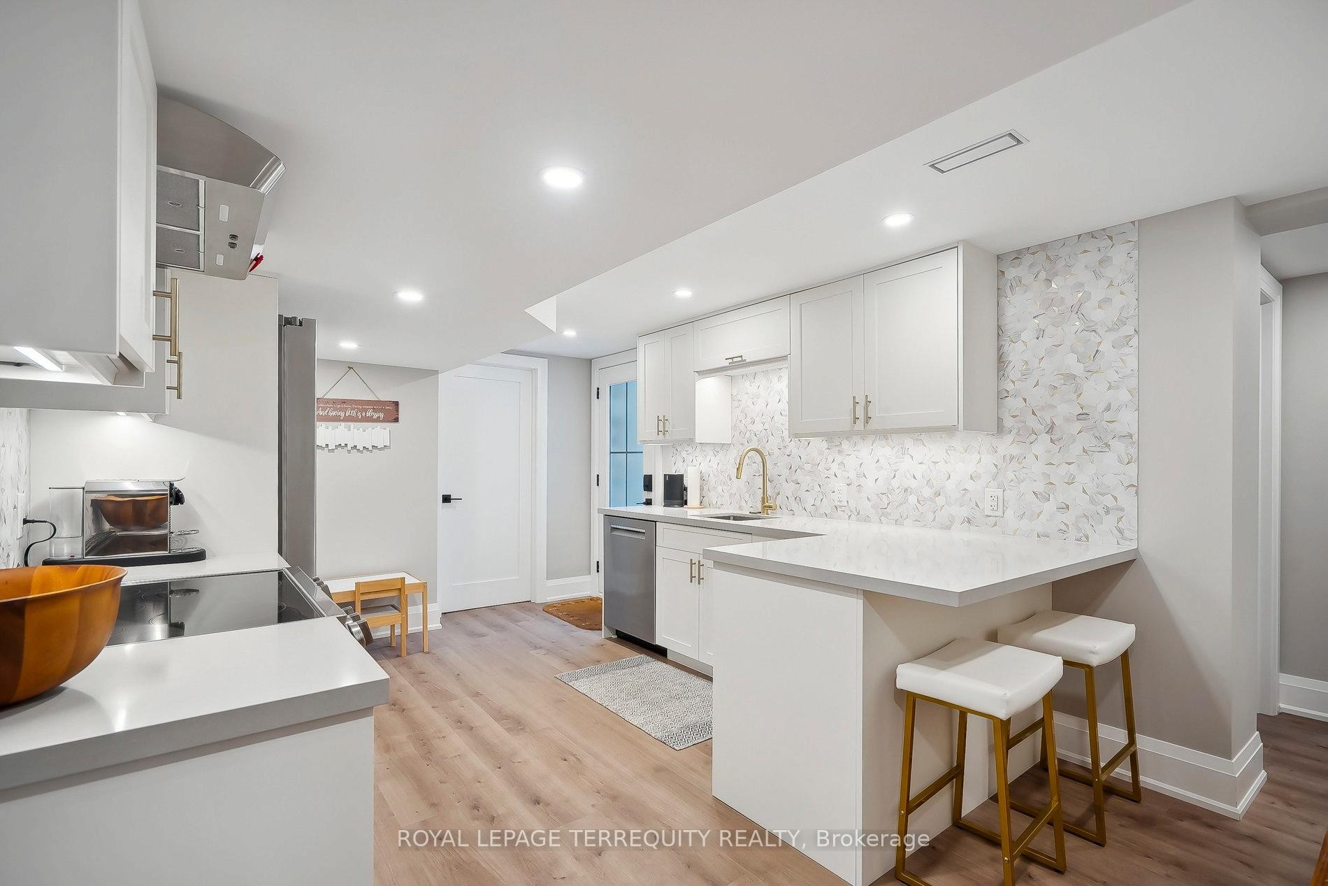 









219


Valleyview

Court,
Oakville,




ON
L6L 5H9

