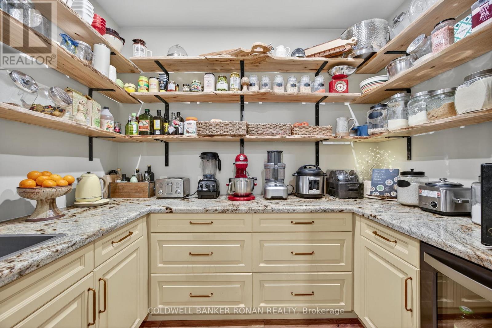 












42 ELIZABETH STREET

,
New Tecumseth,




Ontario
L9R1H7

