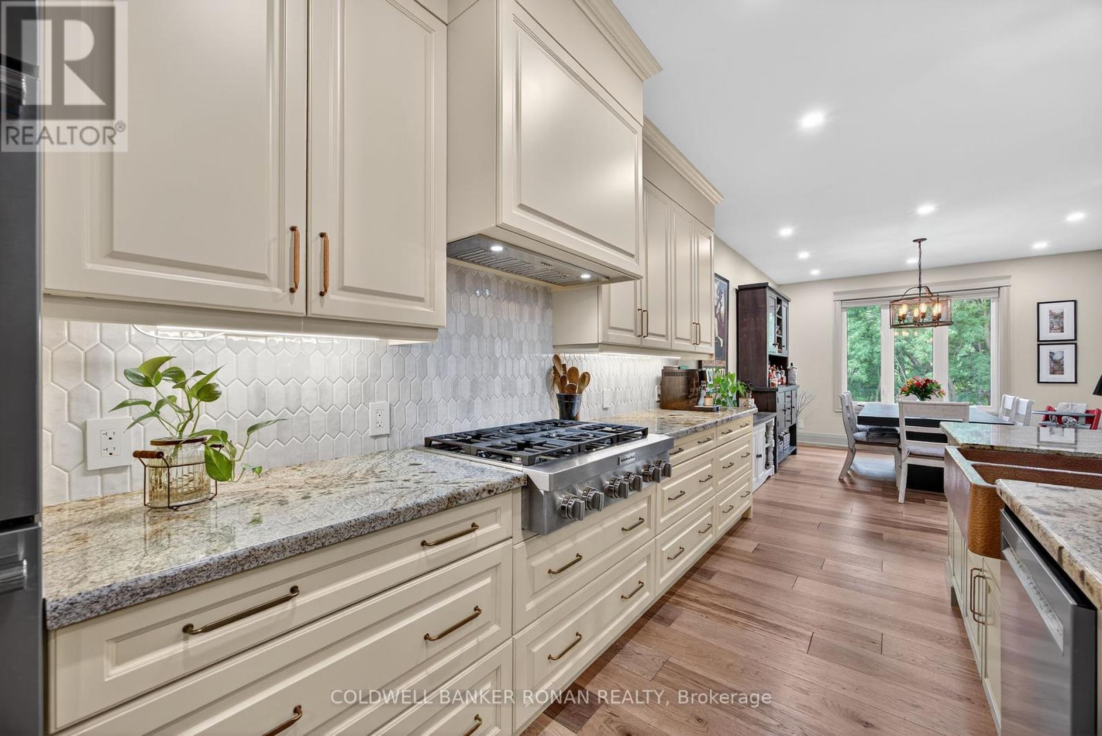 












42 ELIZABETH STREET

,
New Tecumseth,




Ontario
L9R1H7

