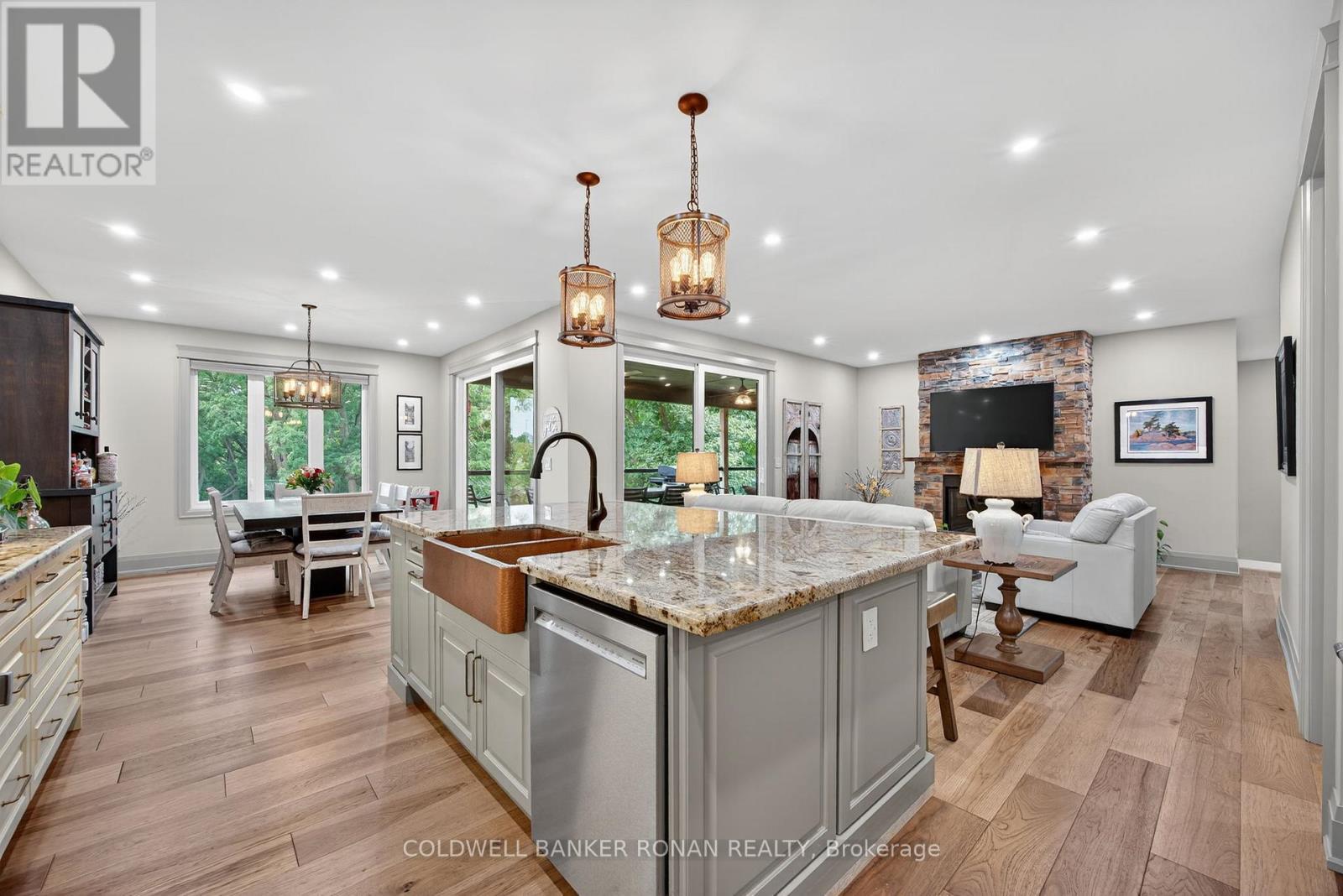 












42 ELIZABETH STREET

,
New Tecumseth,




Ontario
L9R1H7

