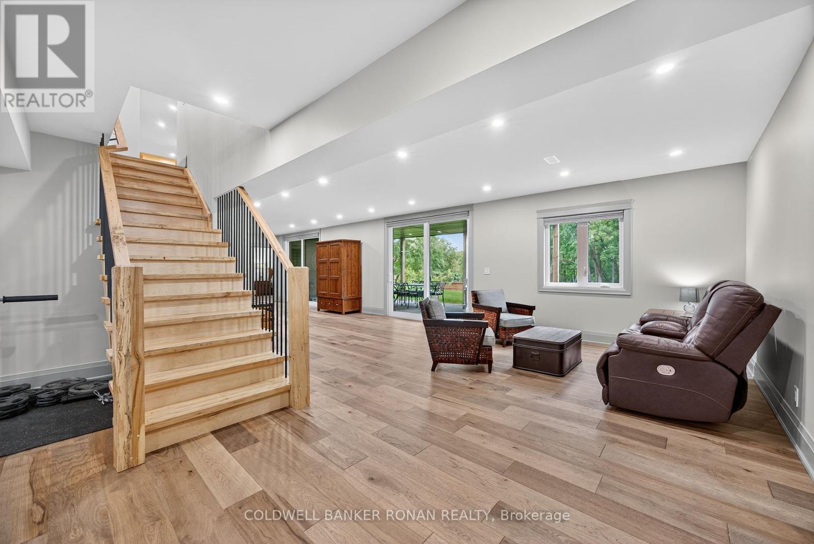 












42 ELIZABETH STREET

,
New Tecumseth,




Ontario
L9R1H7

