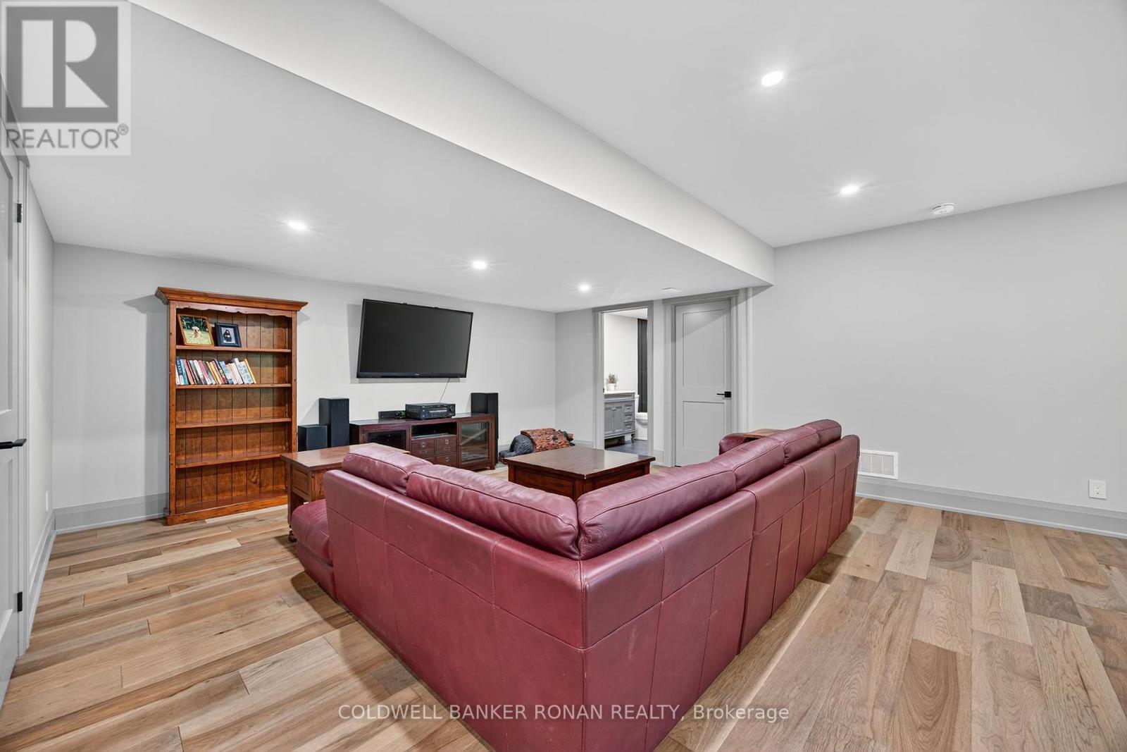 












42 ELIZABETH STREET

,
New Tecumseth,




Ontario
L9R1H7

