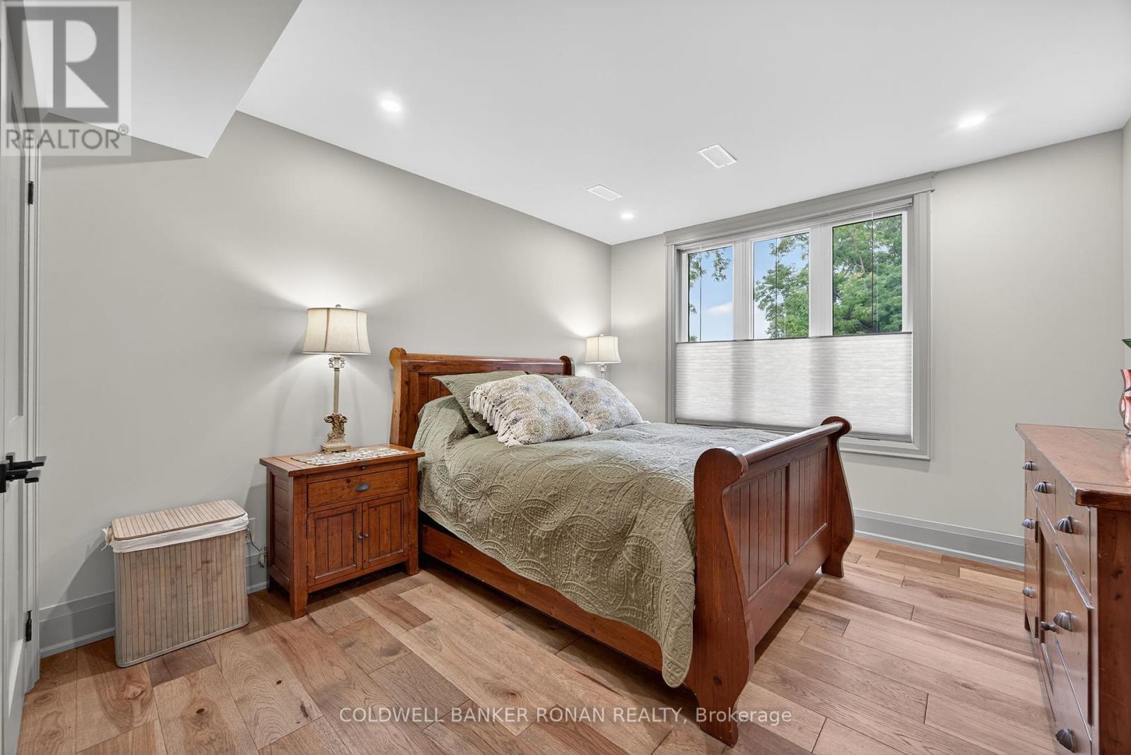 












42 ELIZABETH STREET

,
New Tecumseth,




Ontario
L9R1H7

