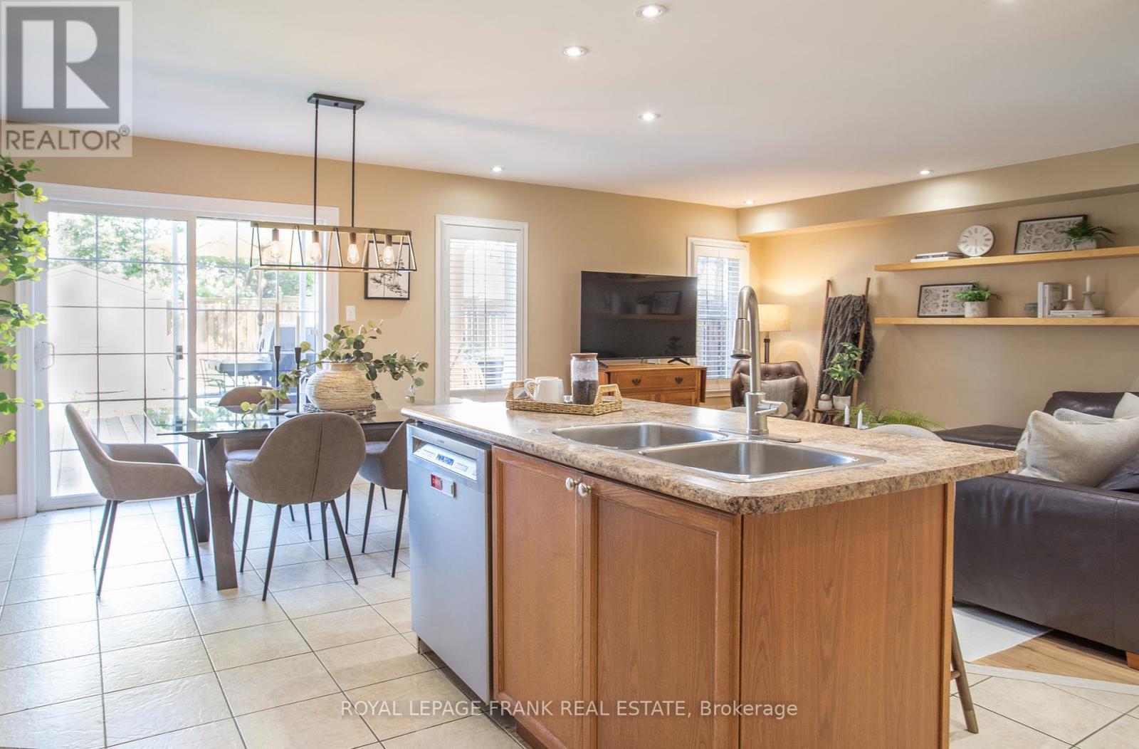 












4 SETTLERS COURT

,
Whitby (Brooklin),




Ontario
L1M2L4

