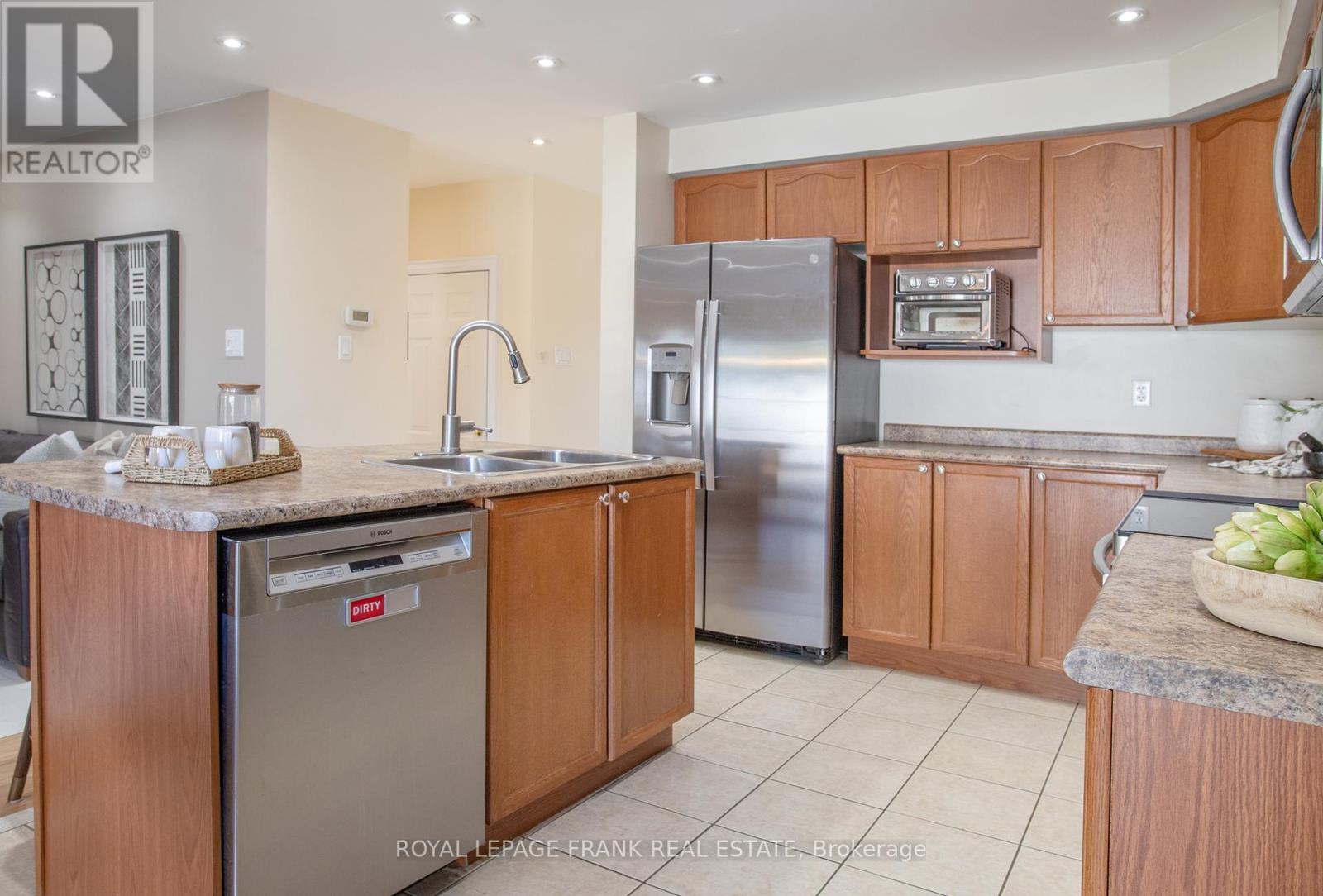 












4 SETTLERS COURT

,
Whitby (Brooklin),




Ontario
L1M2L4

