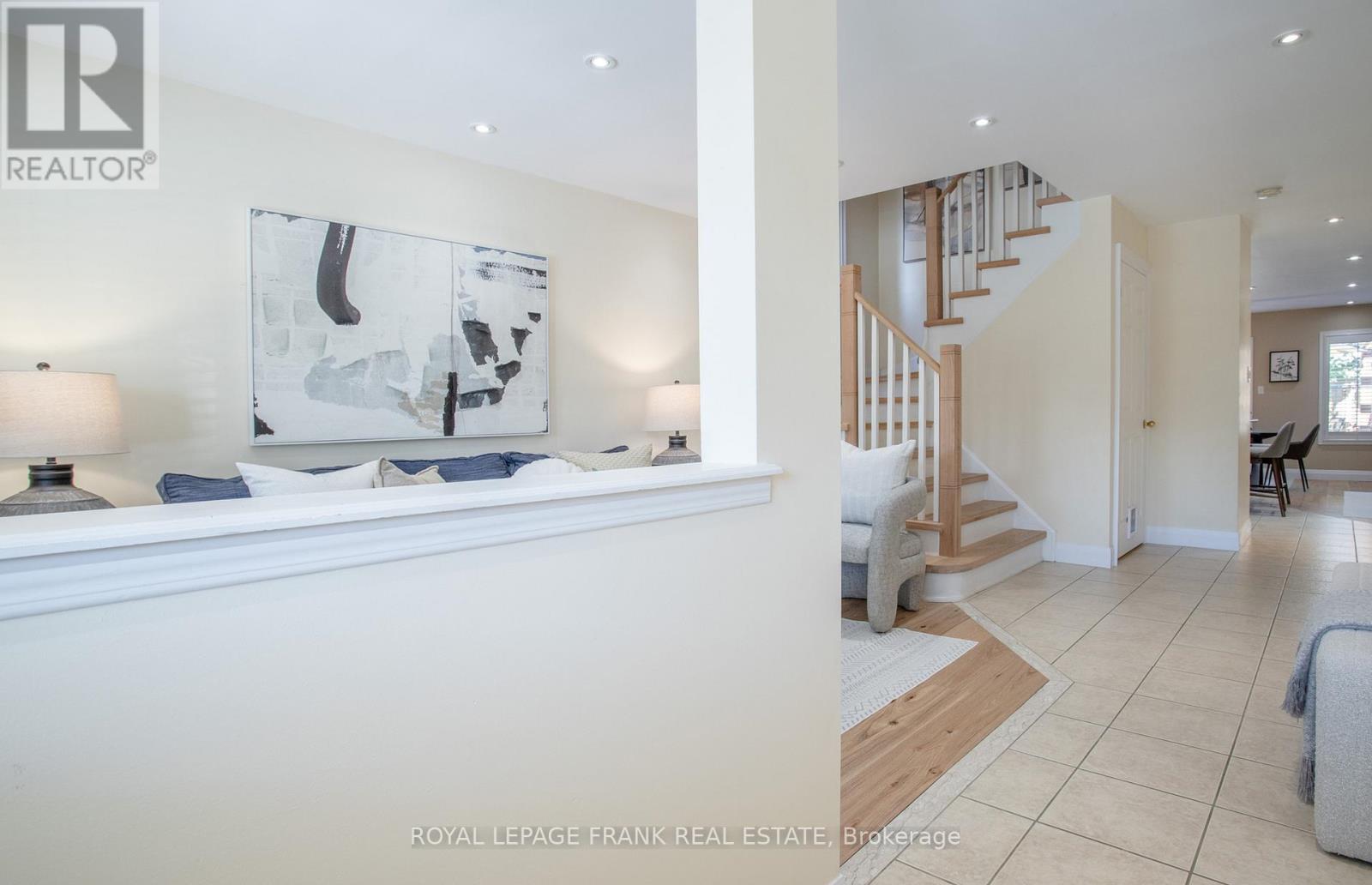 












4 SETTLERS COURT

,
Whitby (Brooklin),




Ontario
L1M2L4

