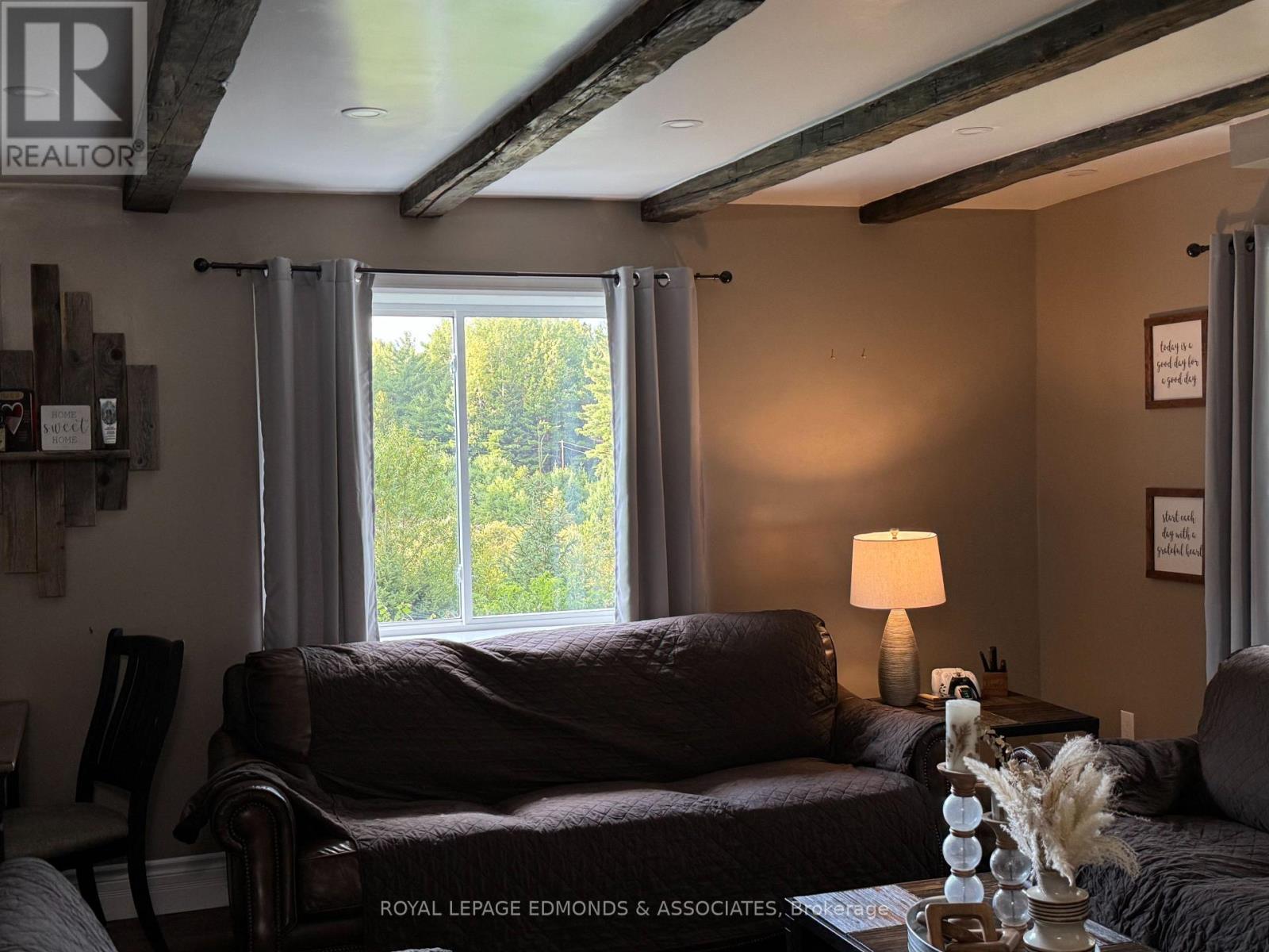 












27 STENCELLS ROAD

,
Laurentian Valley,




Ontario
K8A6W8

