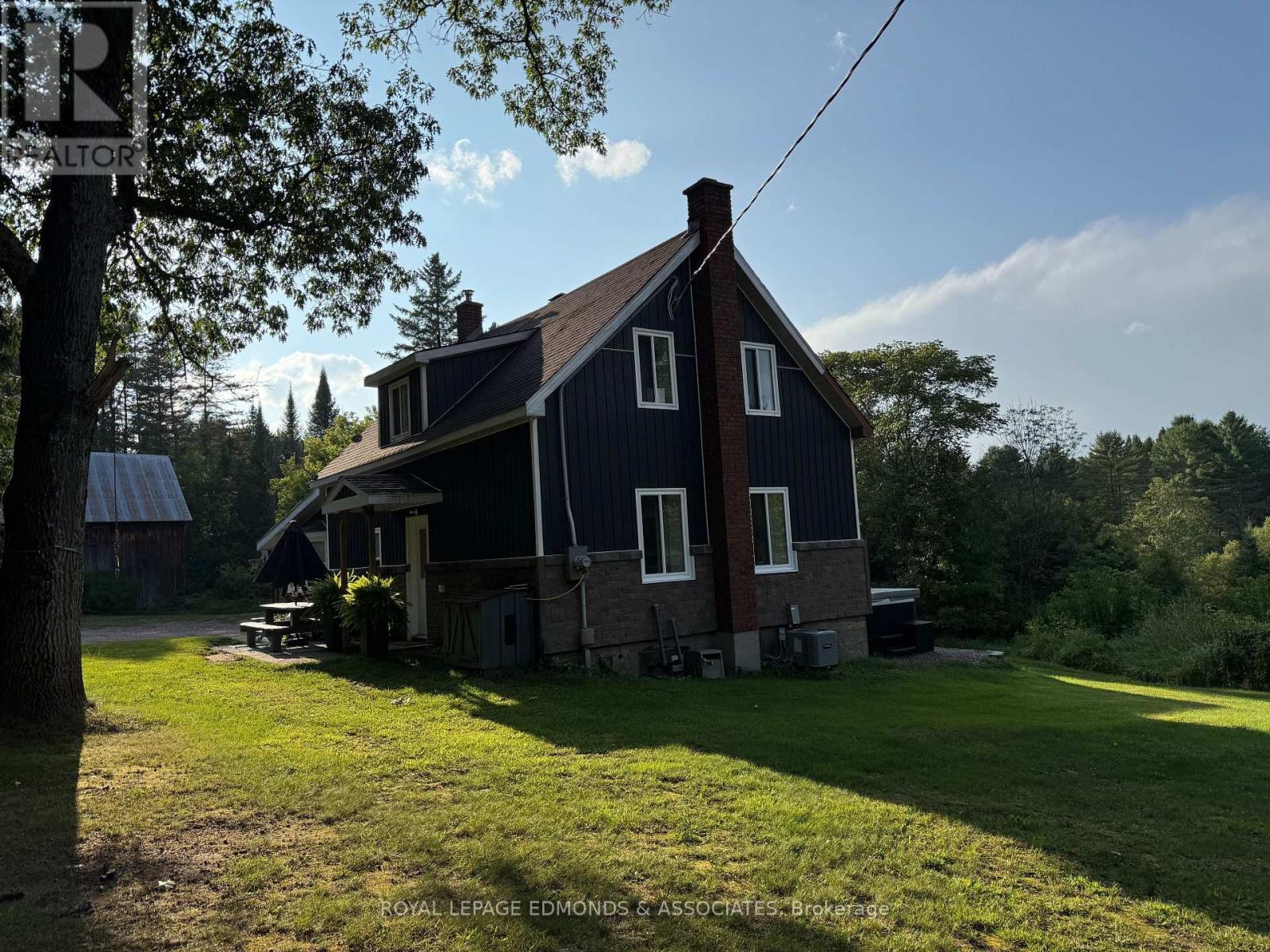 












27 STENCELLS ROAD

,
Laurentian Valley,




Ontario
K8A6W8

