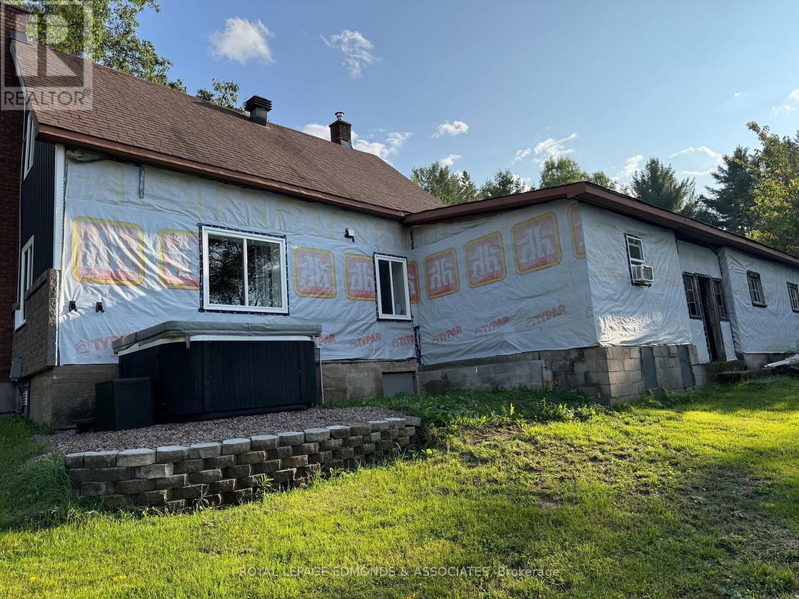 












27 STENCELLS ROAD

,
Laurentian Valley,




Ontario
K8A6W8

