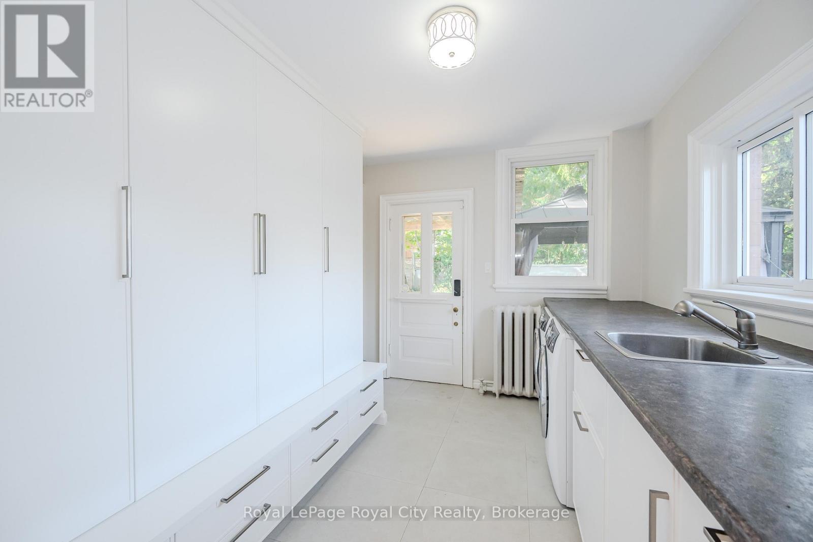 












138 DUBLIN STREET N

,
Guelph (Downtown),




Ontario
N1H4N7

