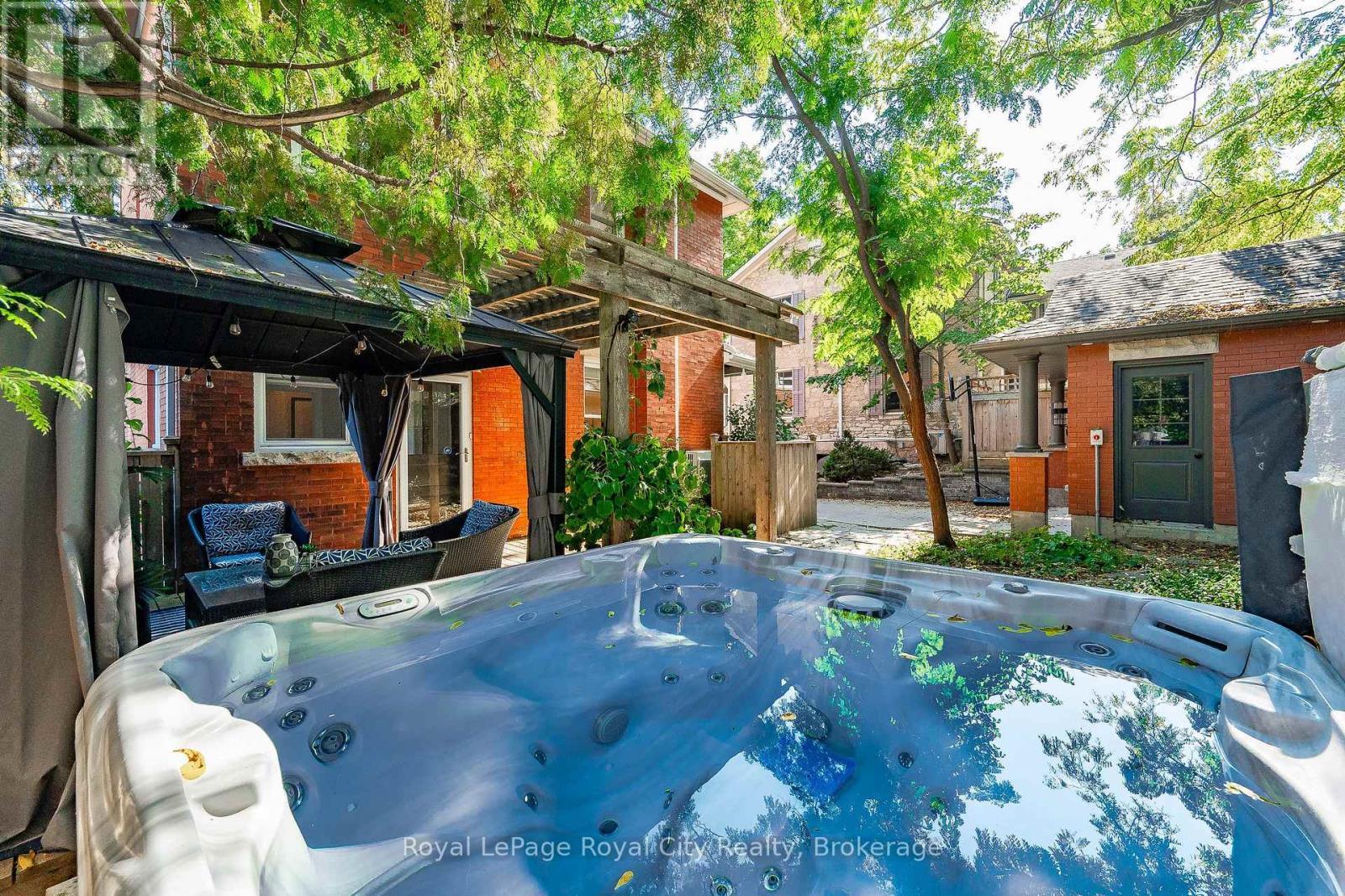 












138 DUBLIN STREET N

,
Guelph (Downtown),




Ontario
N1H4N7

