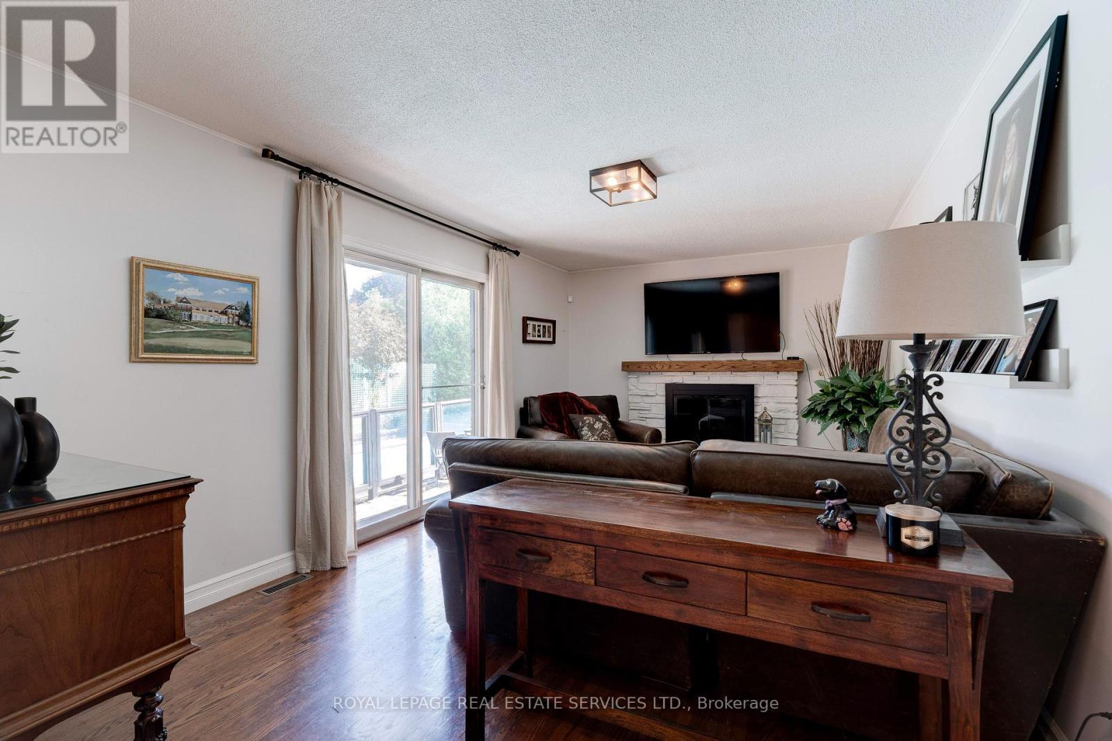 












297 SUNSET DRIVE

,
Oakville,




Ontario
L6L3M5

