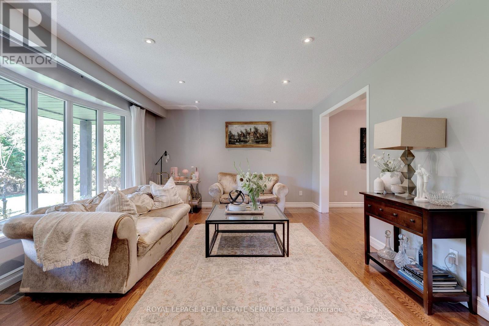 












297 SUNSET DRIVE

,
Oakville,




Ontario
L6L3M5

