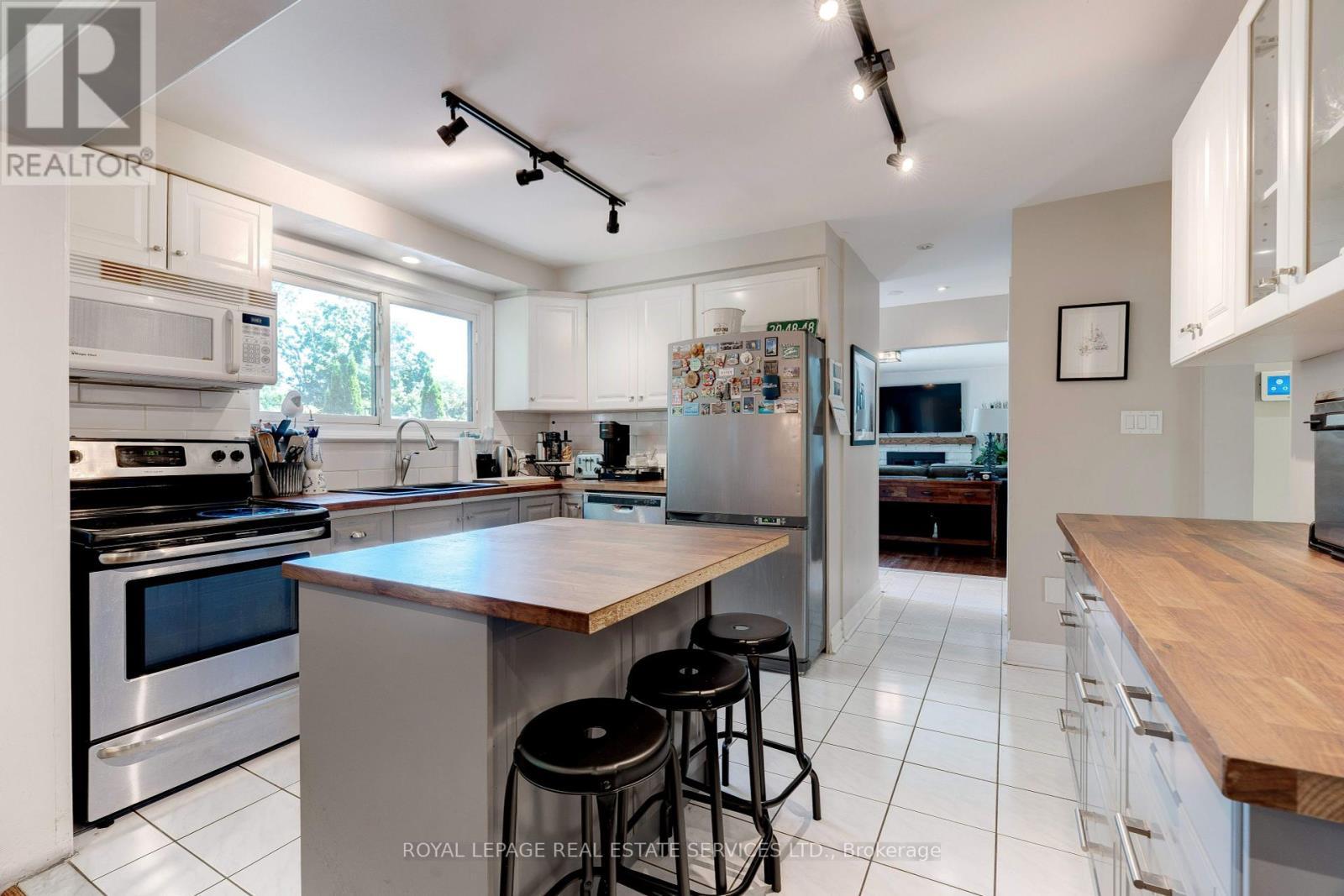 












297 SUNSET DRIVE

,
Oakville,




Ontario
L6L3M5

