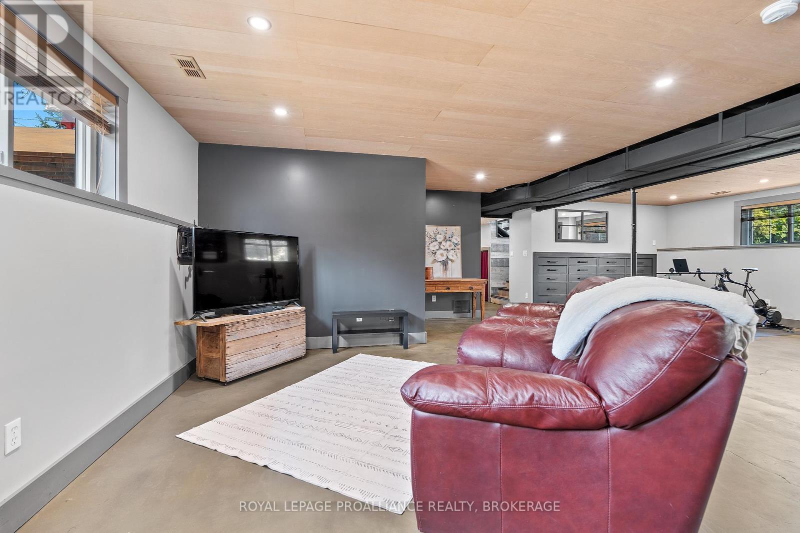 












1334 BUTTERNUT CREEK ROAD

,
Kingston (Kingston East (Incl CFB Kingston)),




Ontario
K7L4V3

