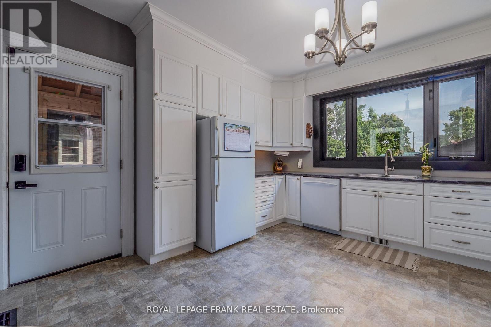 












69 PEEL STREET

,
Kawartha Lakes (Lindsay),




Ontario
K9V3M5

