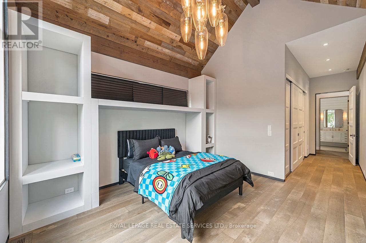 












27 GOODMAN CRESCENT

,
Vaughan,




Ontario
L6A1E8

