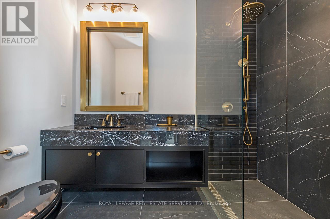 












27 GOODMAN CRESCENT

,
Vaughan,




Ontario
L6A1E8

