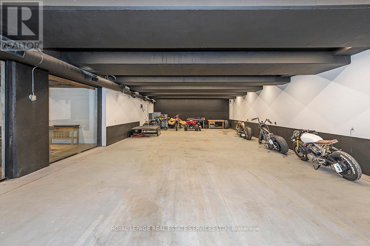 












27 GOODMAN CRESCENT

,
Vaughan,




Ontario
L6A1E8

