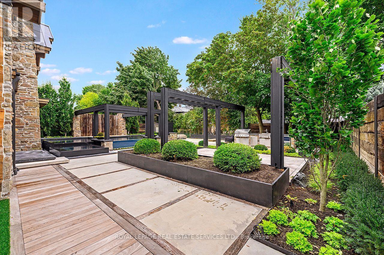 












27 GOODMAN CRESCENT

,
Vaughan,




Ontario
L6A1E8

