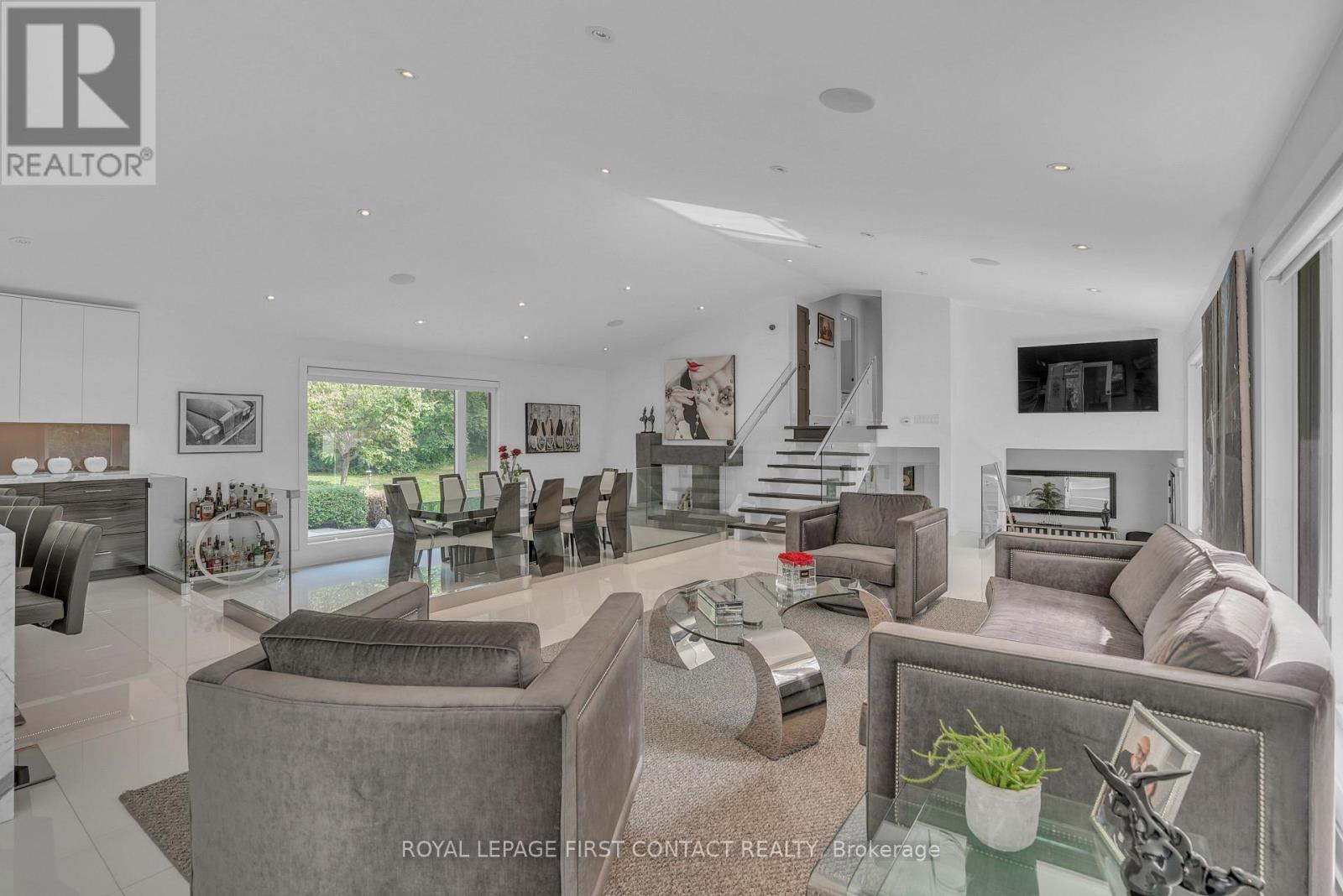 












15075 JANE STREET

,
King,




Ontario
L7B1A3

