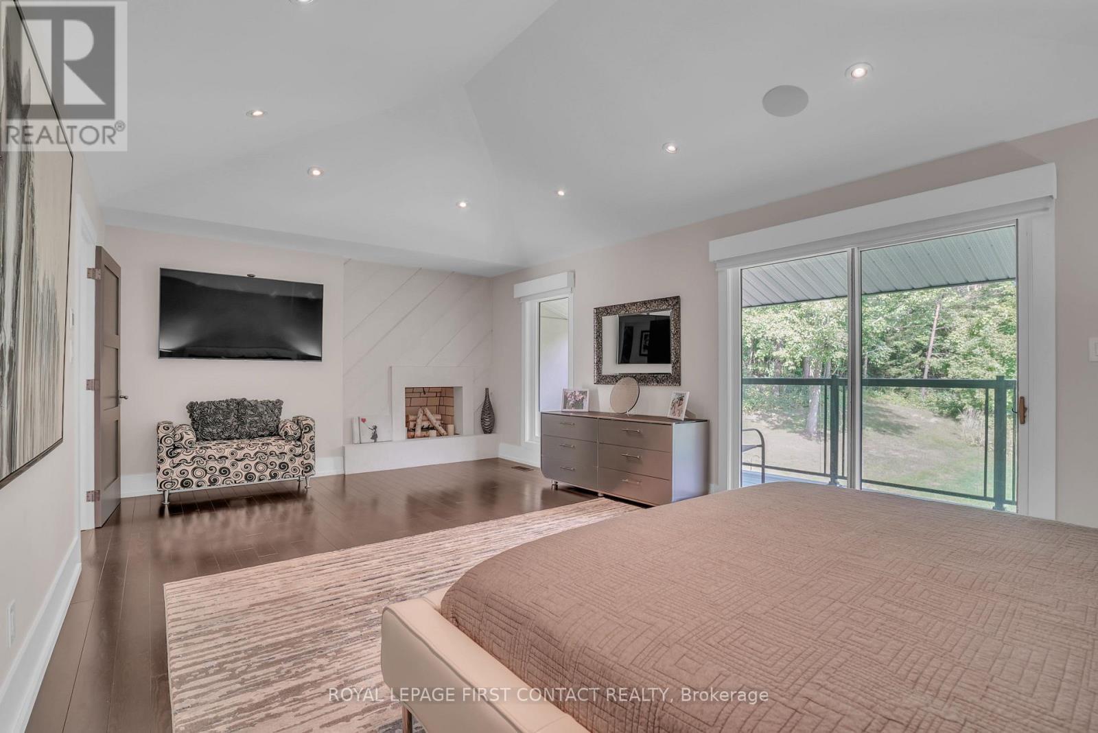 












15075 JANE STREET

,
King,




Ontario
L7B1A3

