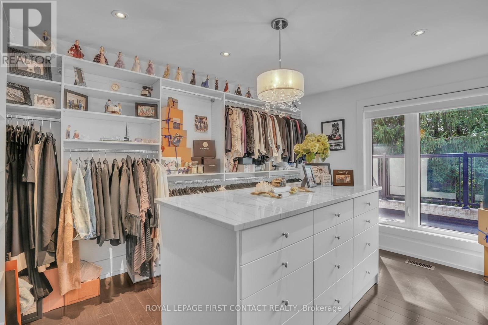 












15075 JANE STREET

,
King,




Ontario
L7B1A3

