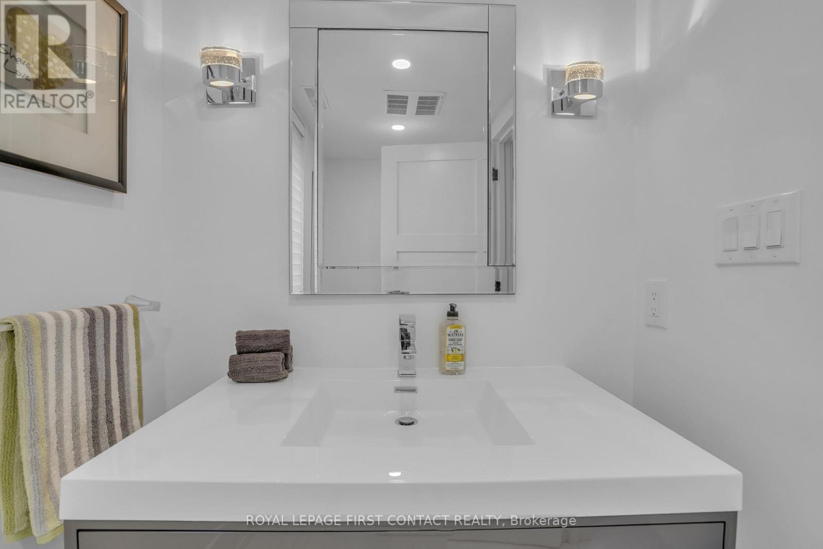 












15075 JANE STREET

,
King,




Ontario
L7B1A3

