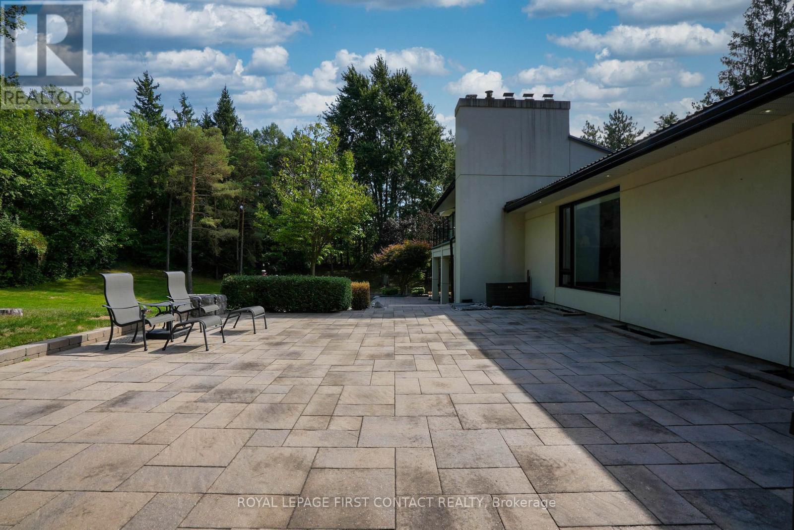 












15075 JANE STREET

,
King,




Ontario
L7B1A3

