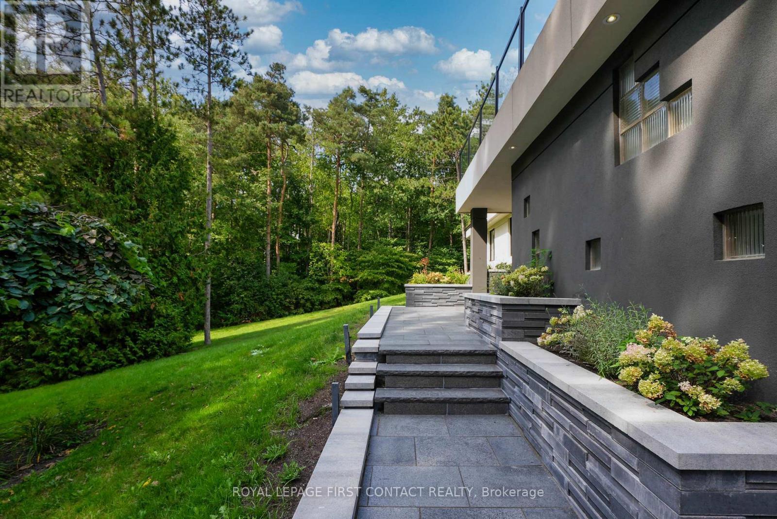 












15075 JANE STREET

,
King,




Ontario
L7B1A3

