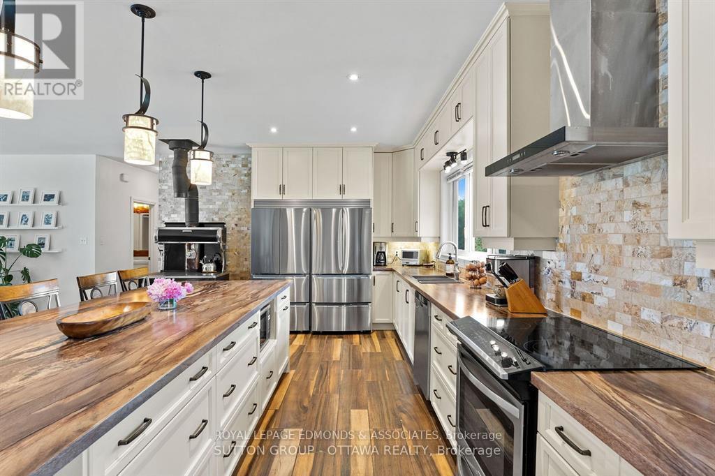 












1448 WOITO STATION ROAD

,
Laurentian Valley,




Ontario
K8A6W5

