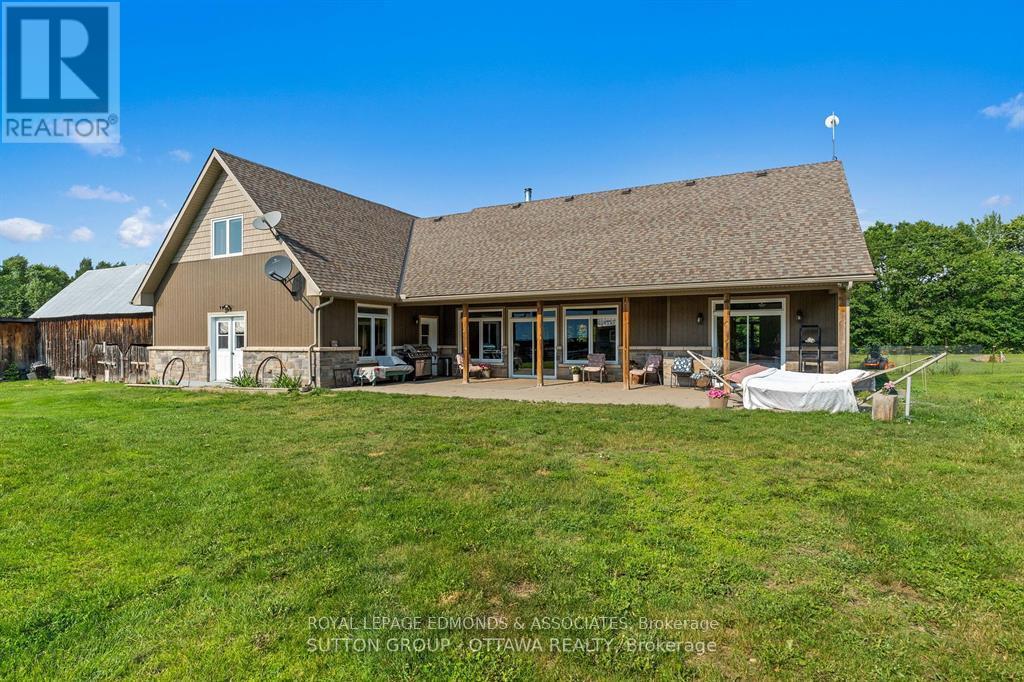 












1448 WOITO STATION ROAD

,
Laurentian Valley,




Ontario
K8A6W5

