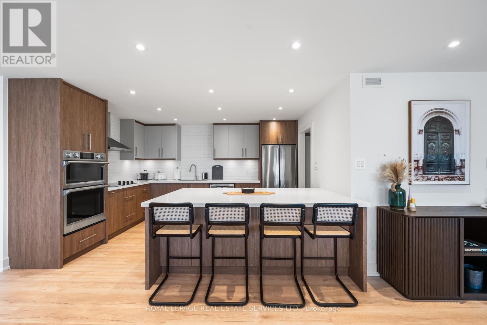 












2008 - 175 CUMBERLAND STREET

,
Toronto,




Ontario
M5R3M9

