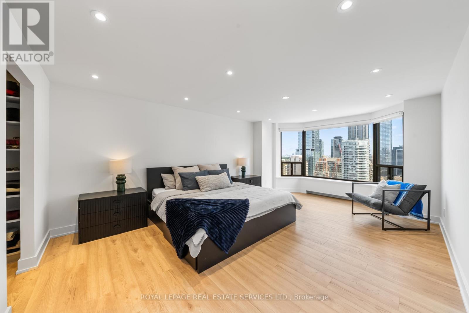 












2008 - 175 CUMBERLAND STREET

,
Toronto,




Ontario
M5R3M9

