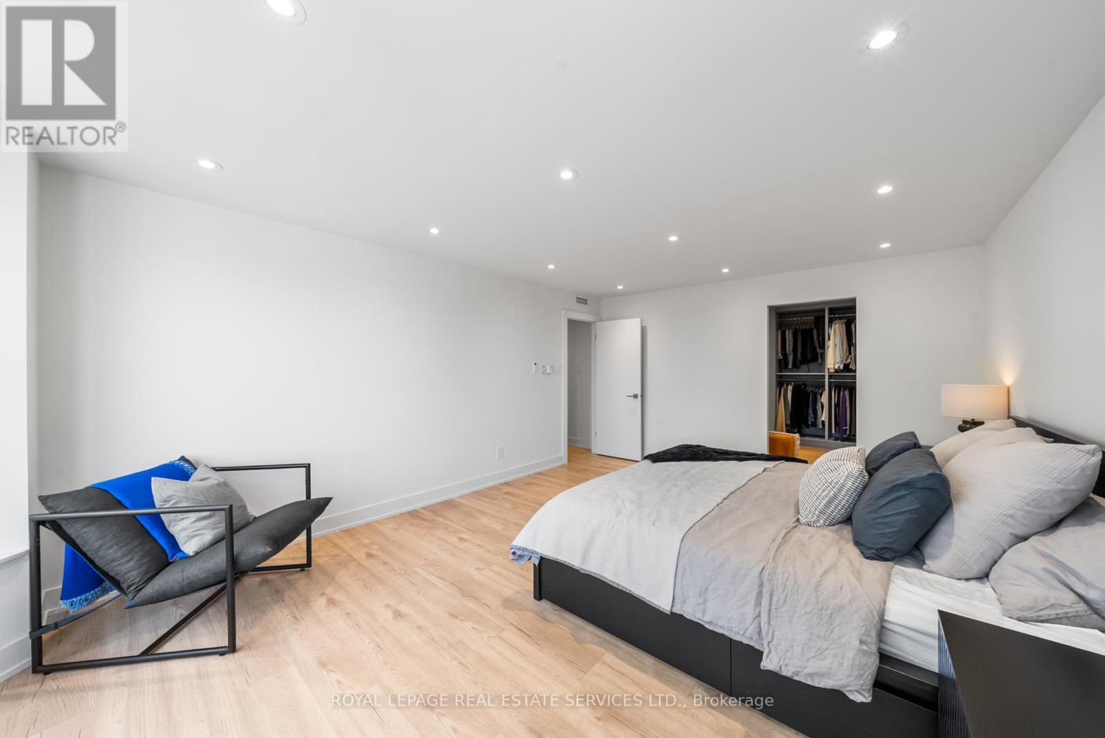 












2008 - 175 CUMBERLAND STREET

,
Toronto,




Ontario
M5R3M9


