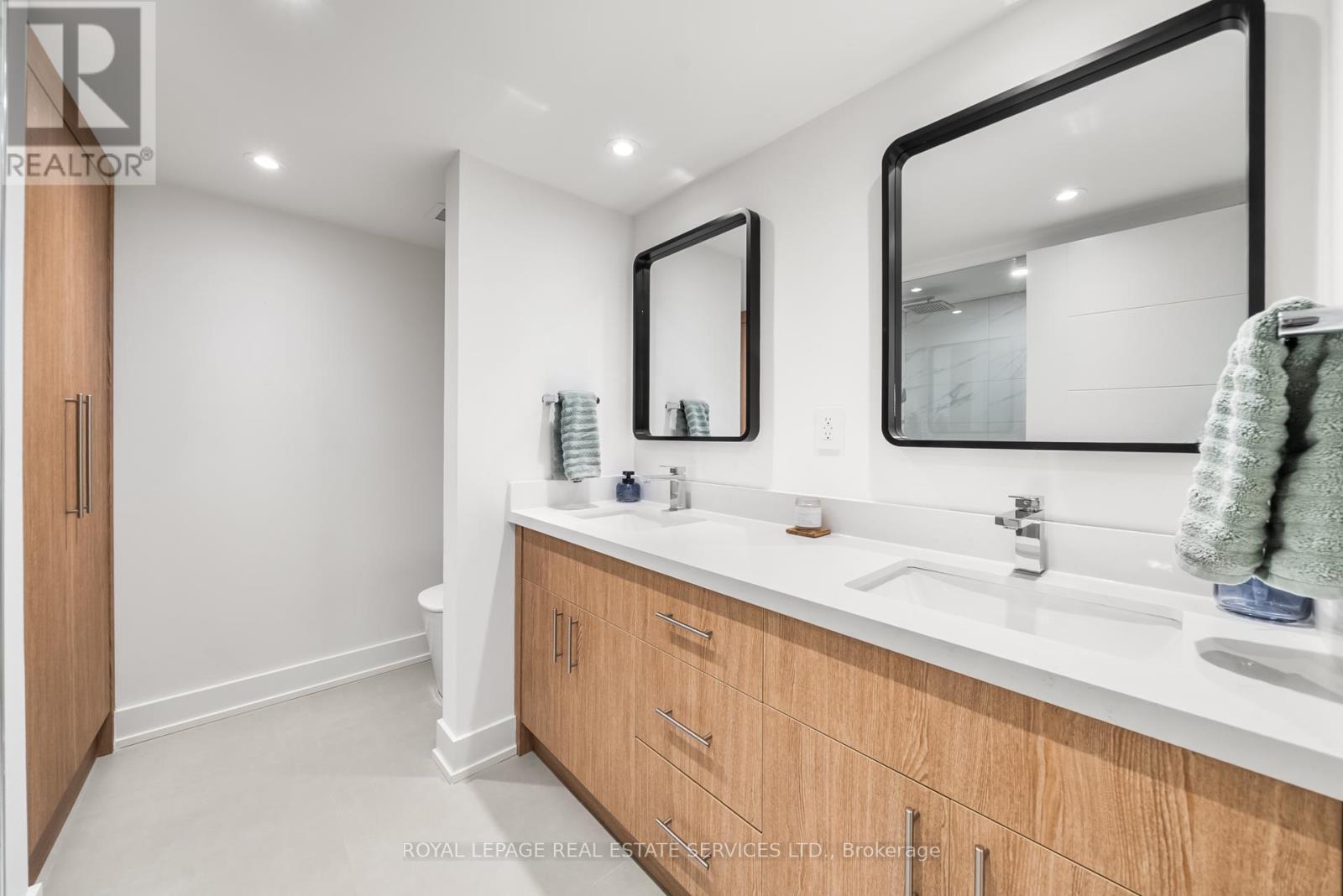 












2008 - 175 CUMBERLAND STREET

,
Toronto,




Ontario
M5R3M9

