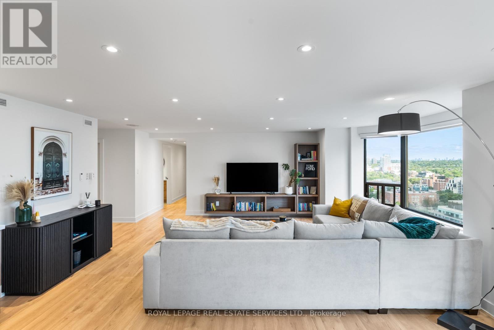 












2008 - 175 CUMBERLAND STREET

,
Toronto,




Ontario
M5R3M9

