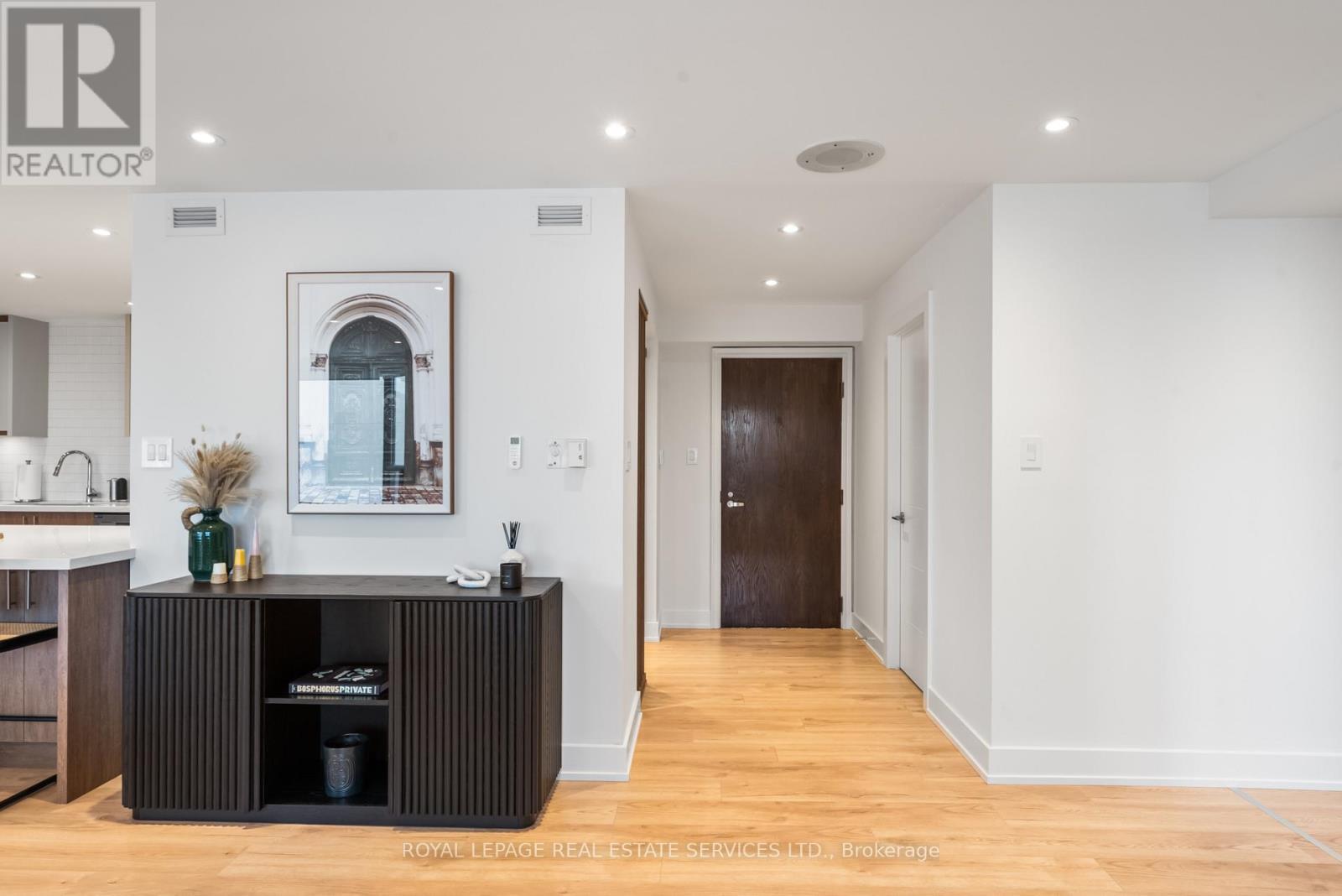 












2008 - 175 CUMBERLAND STREET

,
Toronto,




Ontario
M5R3M9

